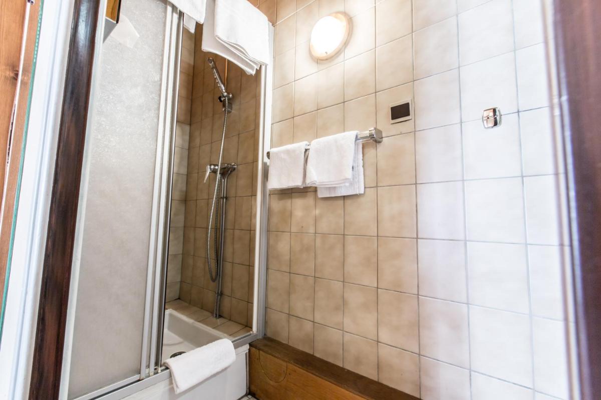 Small Double or Twin Room with Balcony photo 3