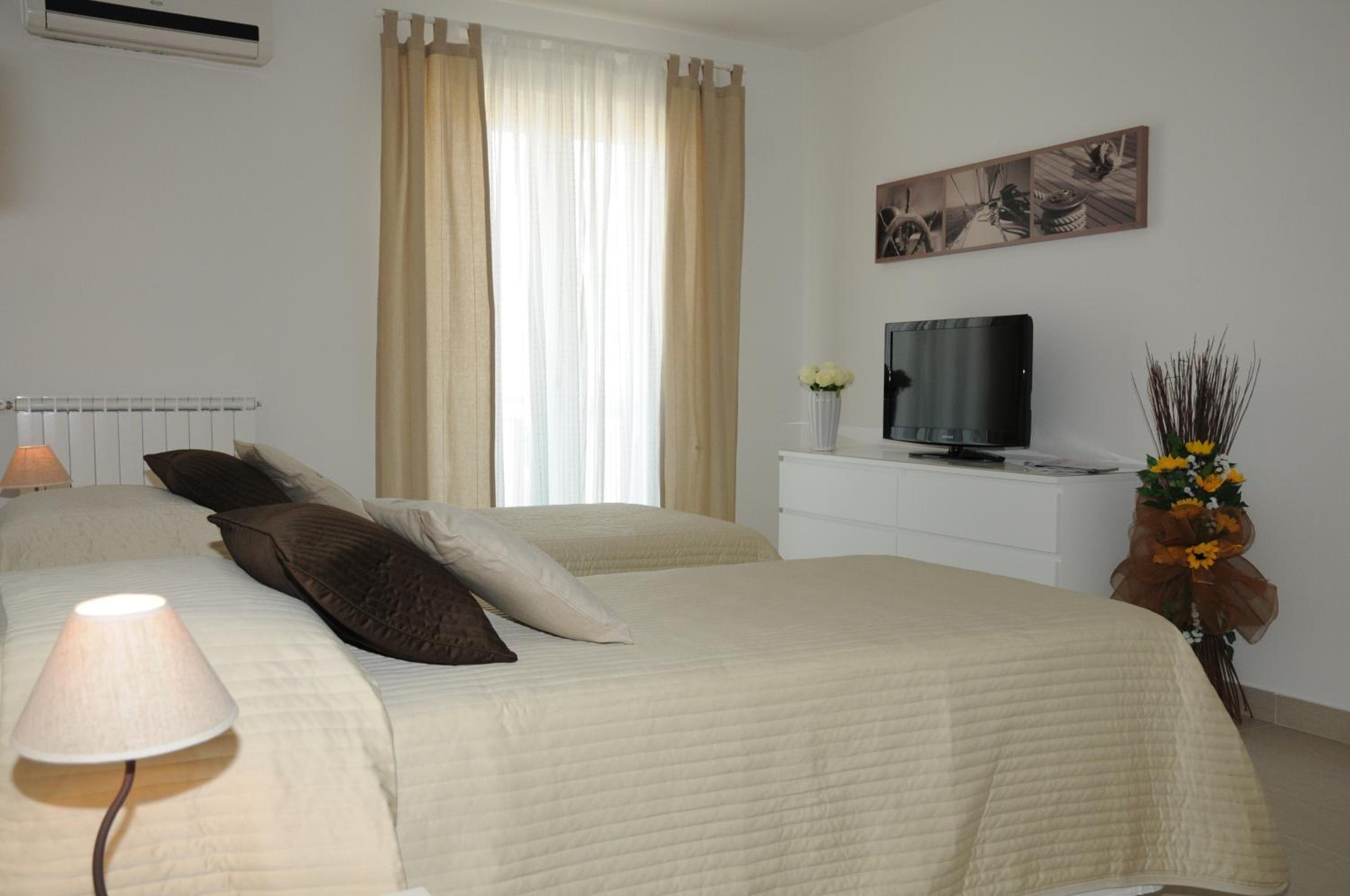 Double or Twin Room - Photo 13