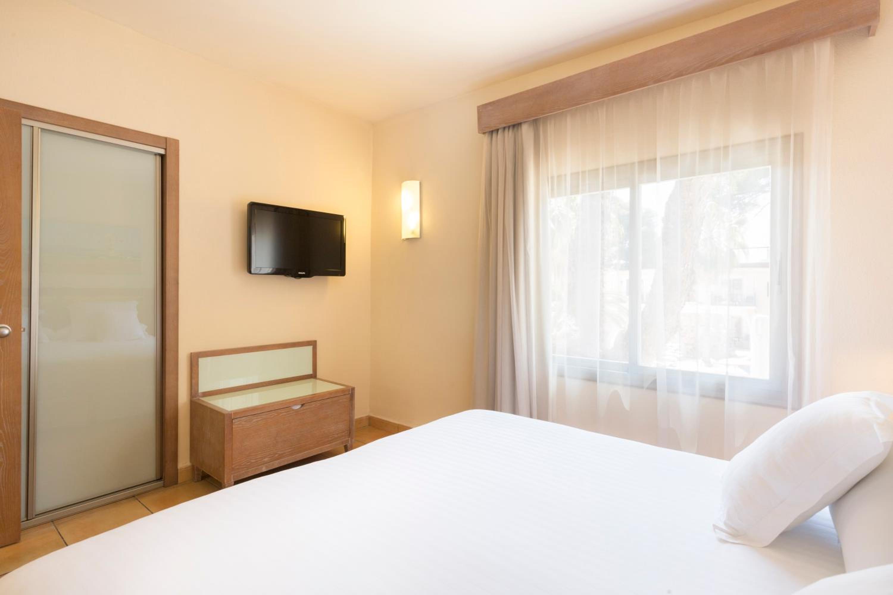 One-Bedroom Apartment (2 Adults + 1 Child)
