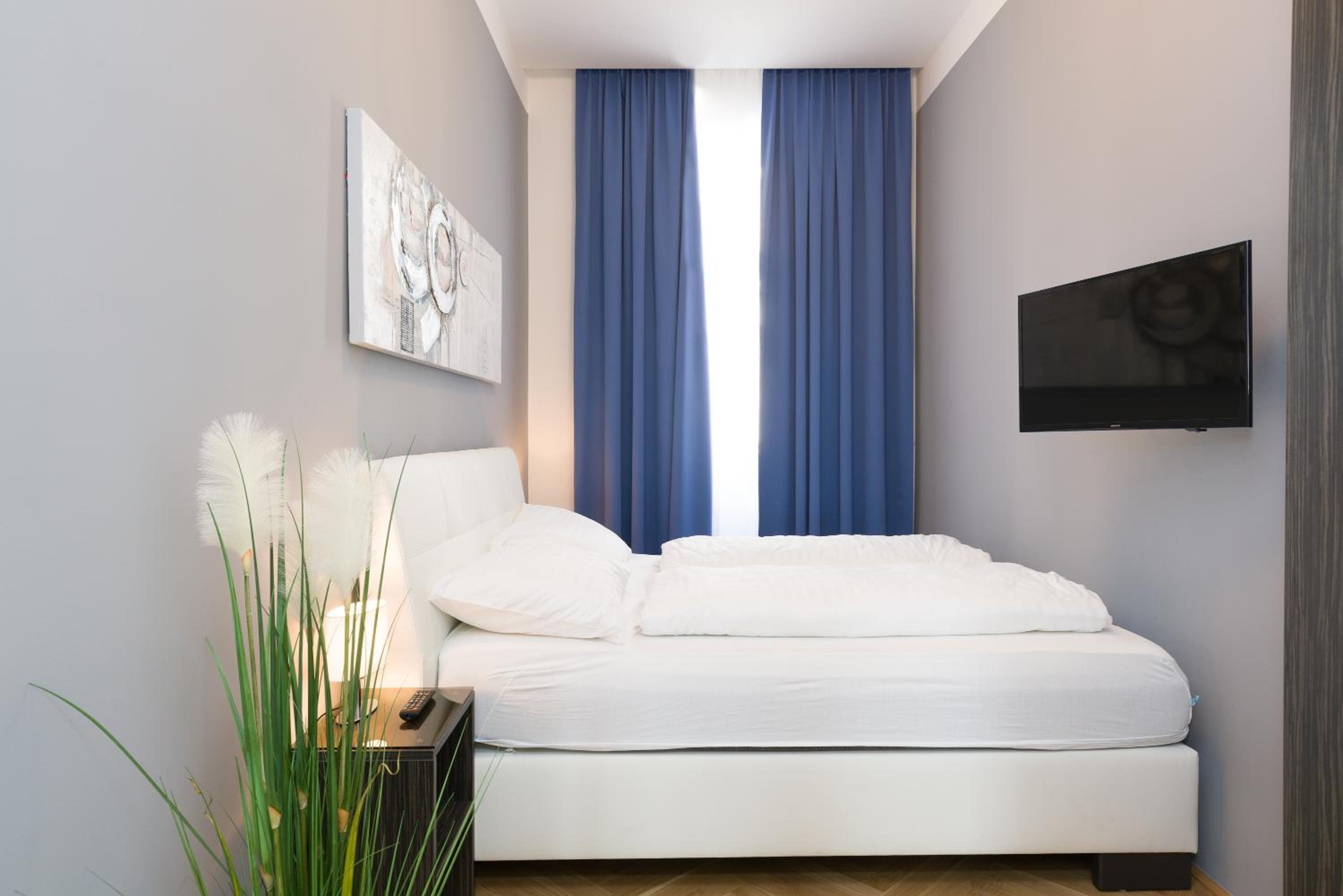 Two-Bedroom Apartment (Top 10-11)
