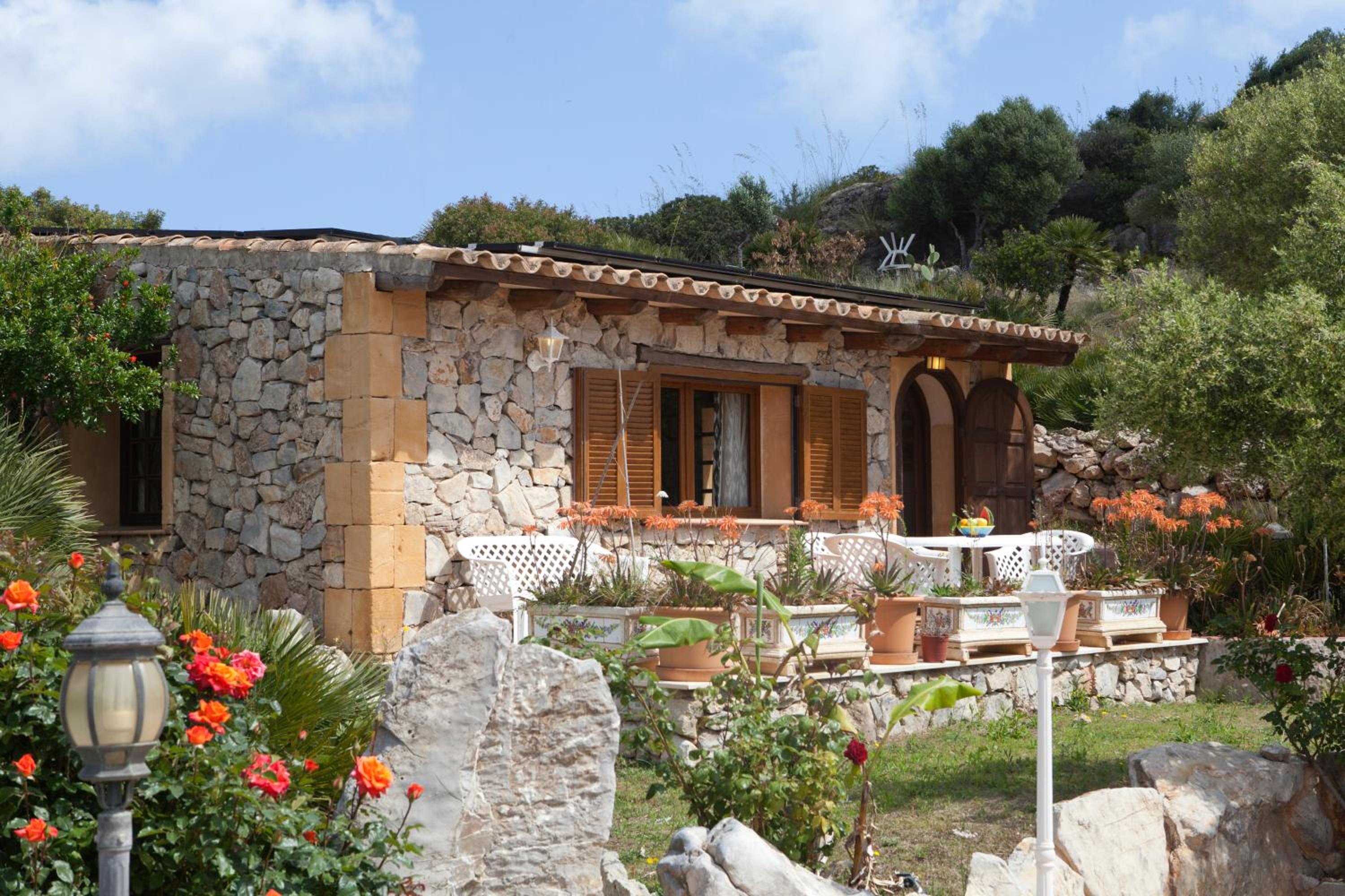 Deluxe Bungalow with Garden View photo 3