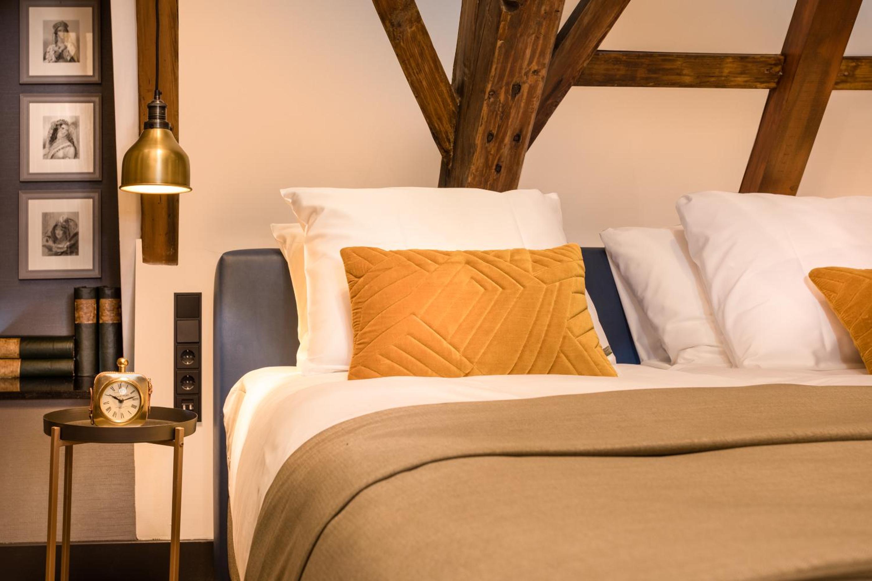 Deluxe Double Room thumbnail 5