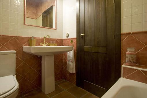 Four-Bedroom House - Photo 23
