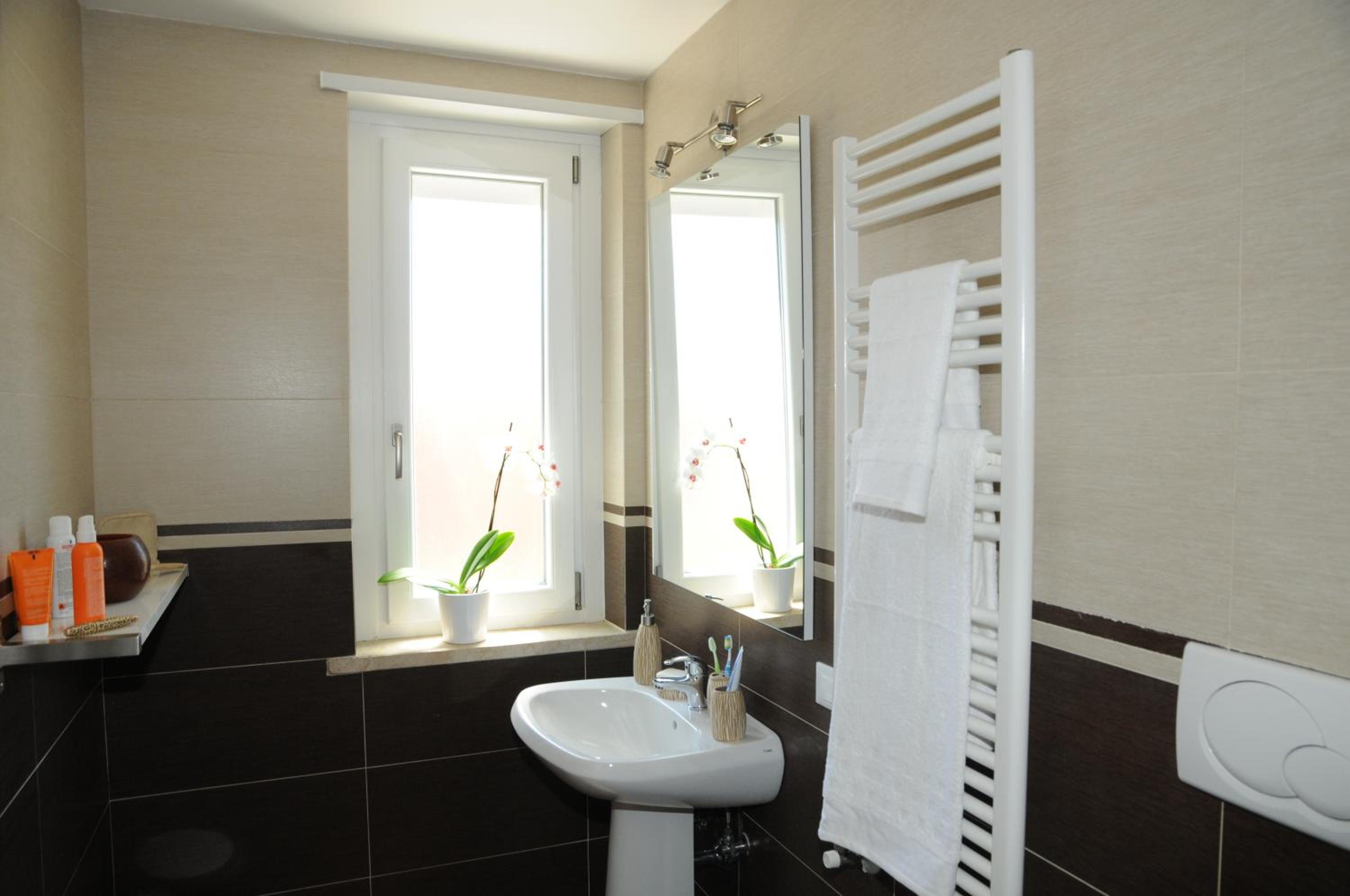 Double or Twin Room - Photo 6