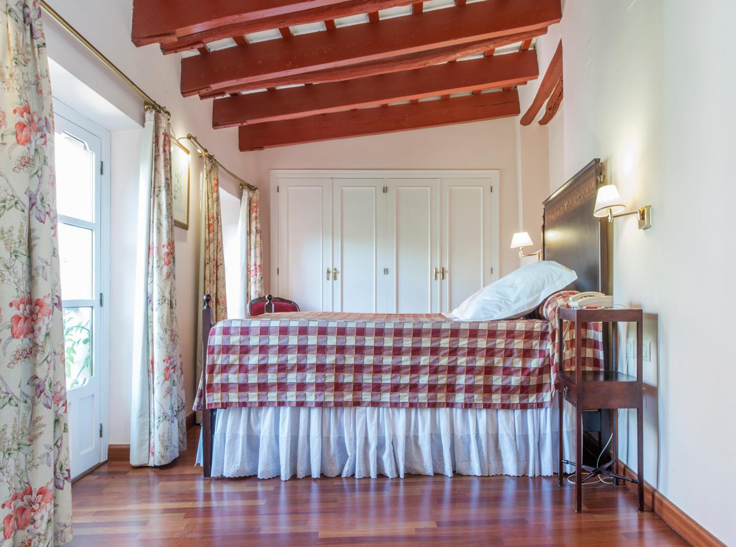 Double Room with Spa Bath - Photo 7