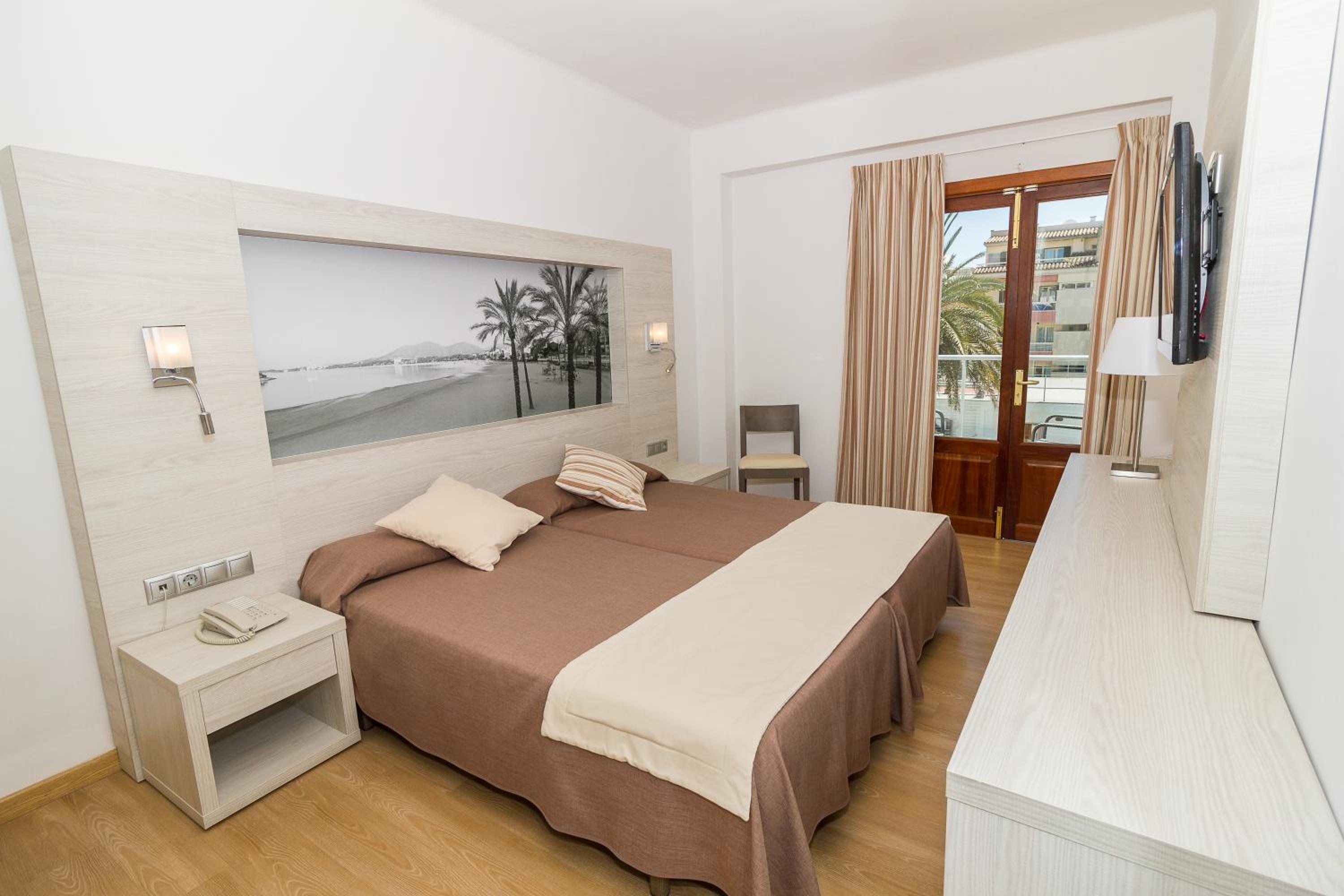 Habitación Doble con Vista a la Piscina