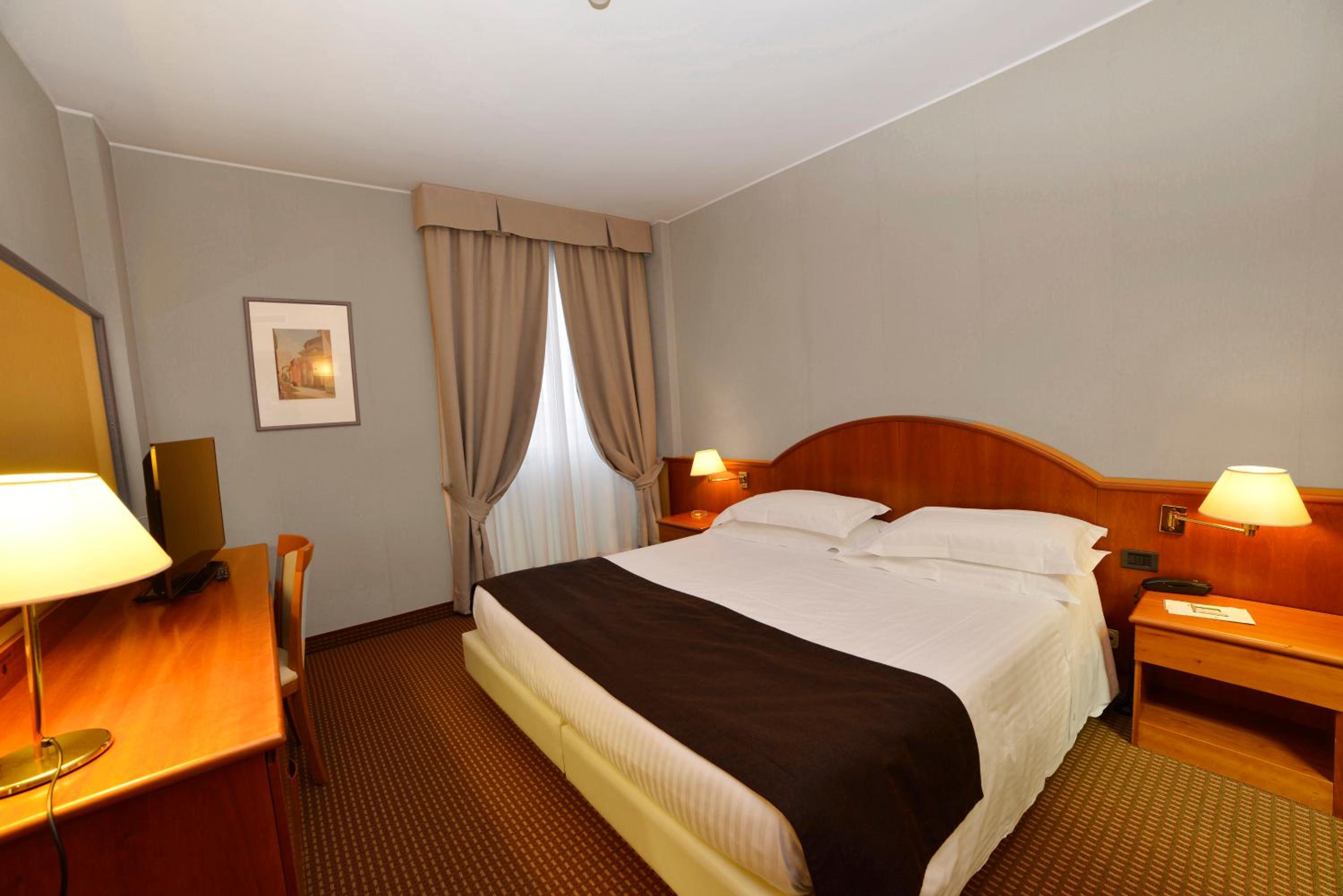 Standard King Room - Photo 5