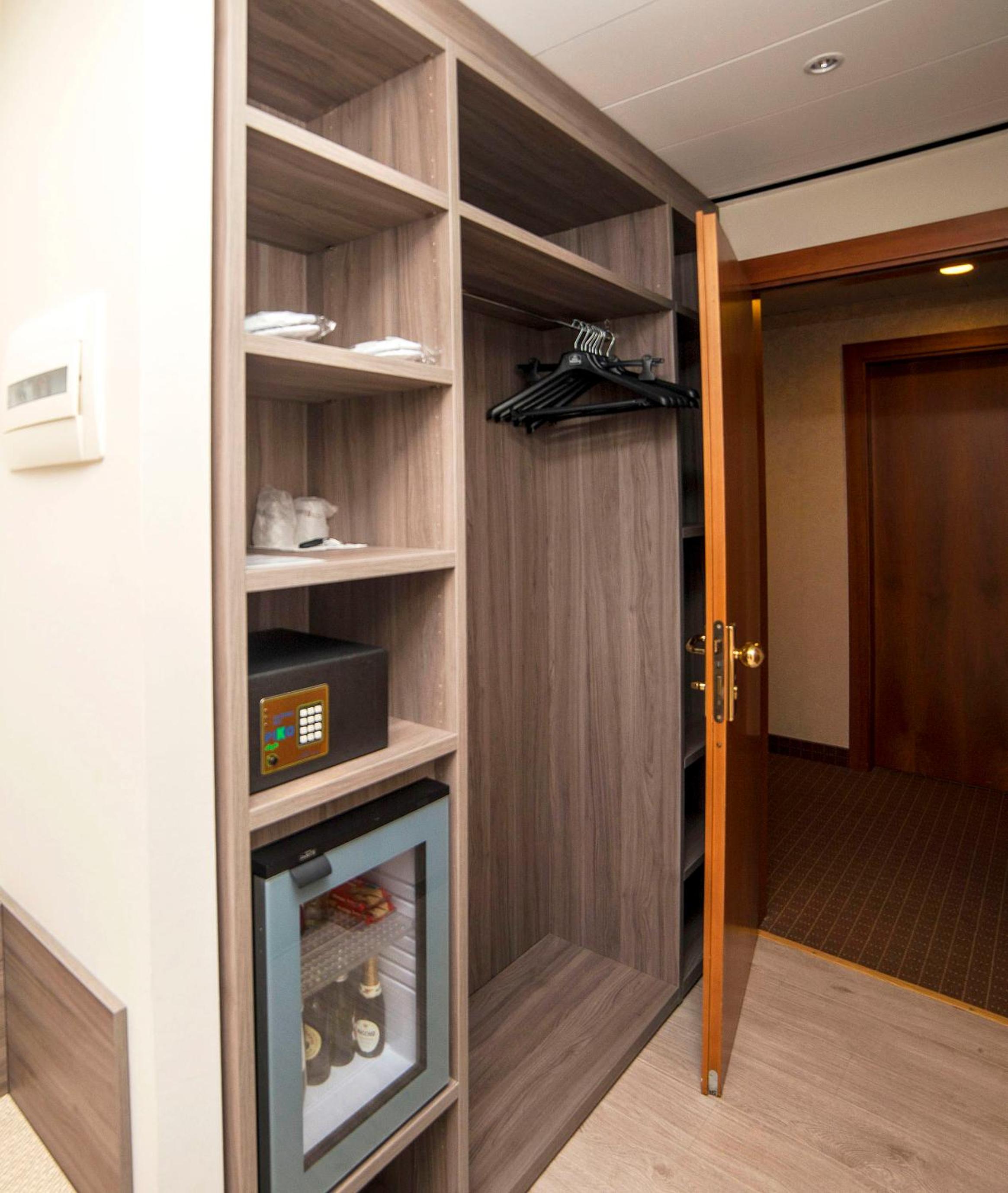 Standard King Room - Photo 6