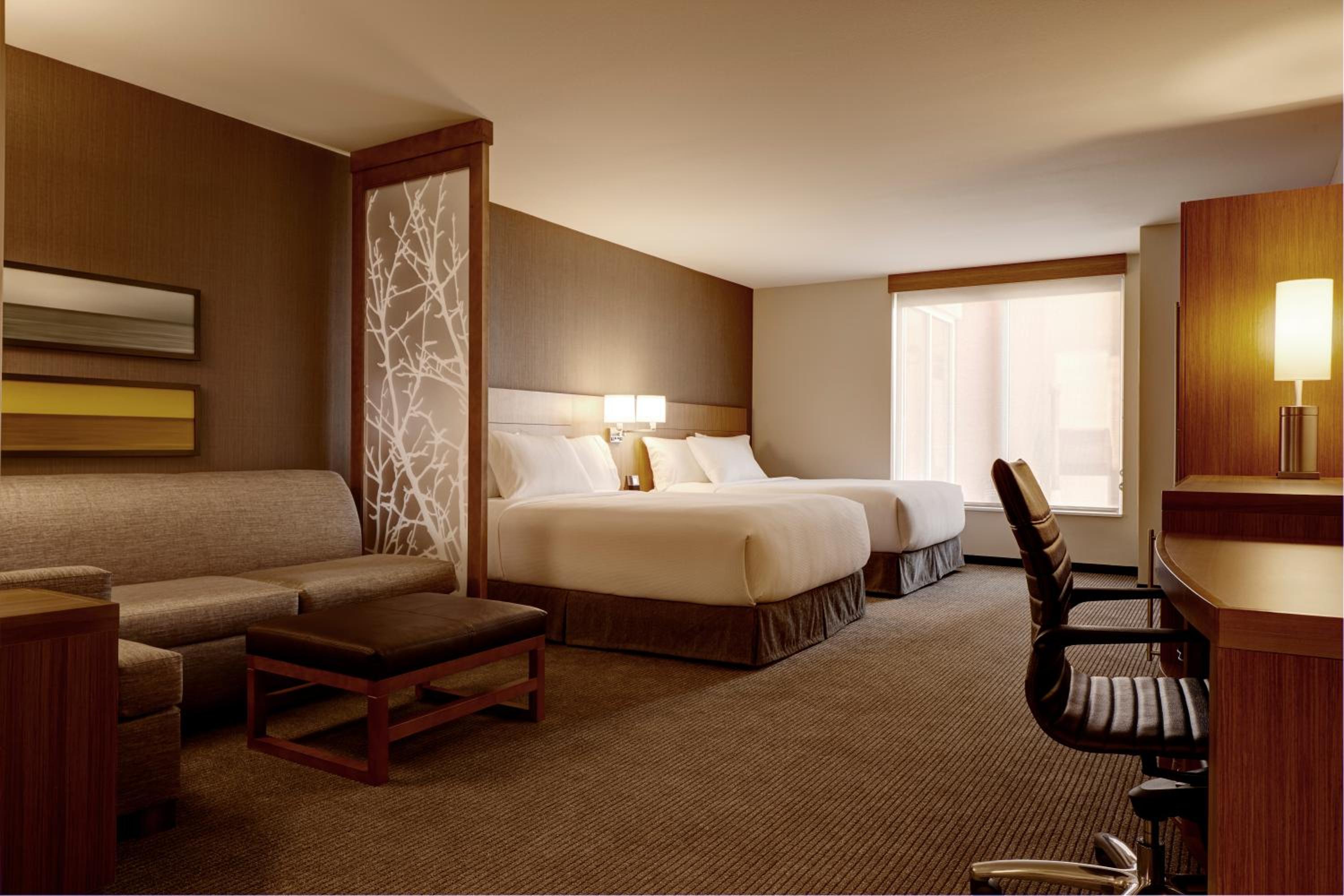 Queen Room with Sofa Bed and Accessible Tub - Disability Access photo 2
