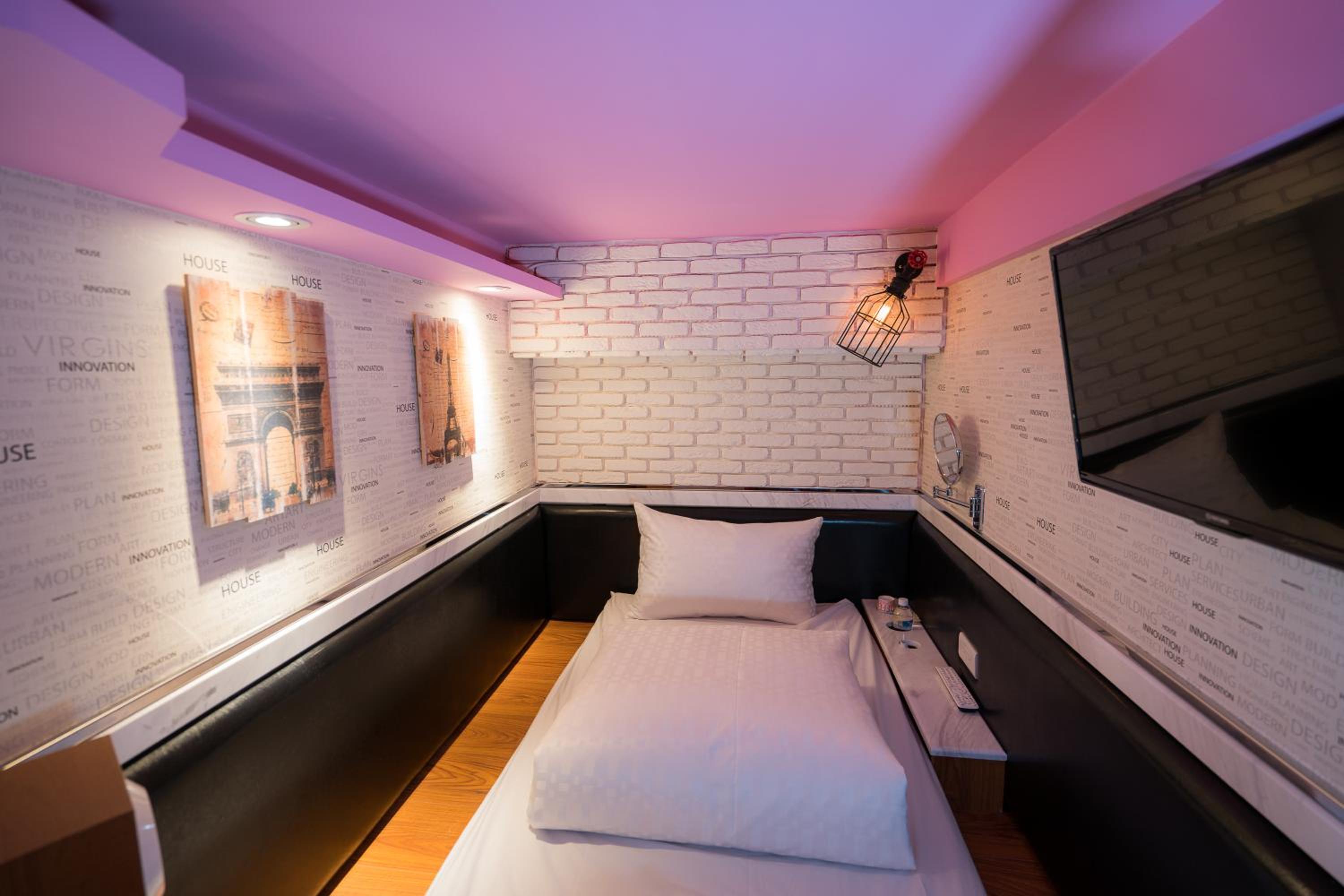 Single Bed in Female Dormitory Room with Shared Bathroom photo 1