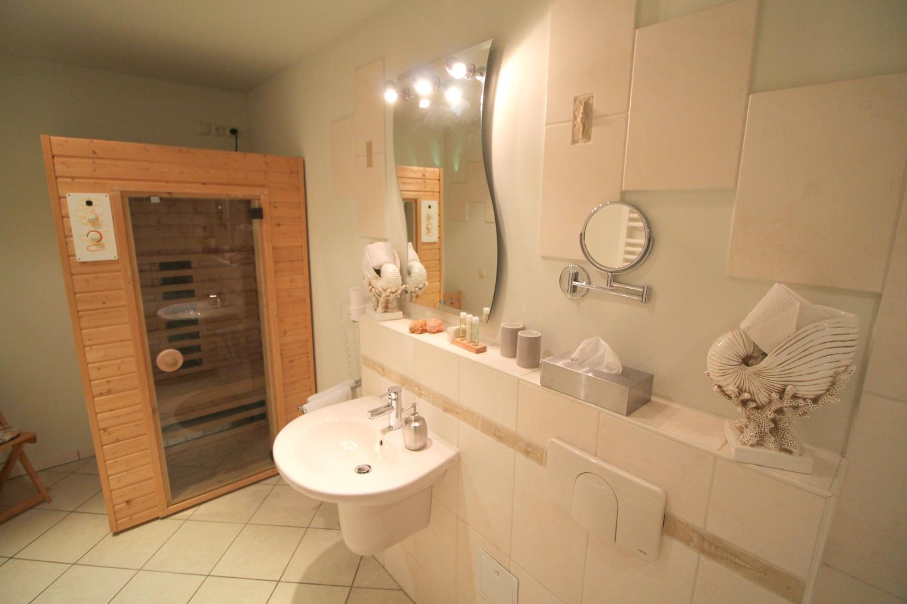 Suite - Photo 16