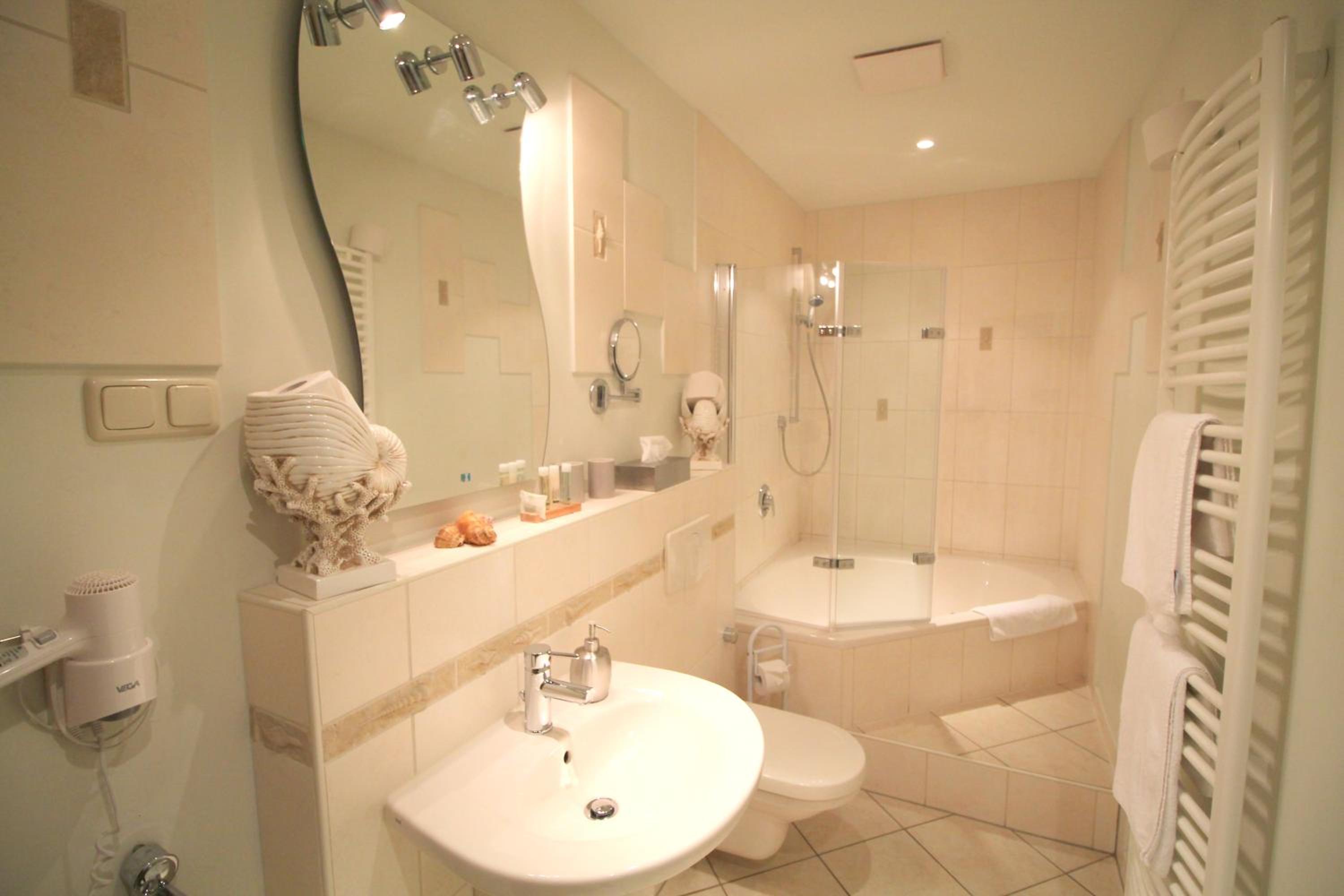 Suite - Photo 25