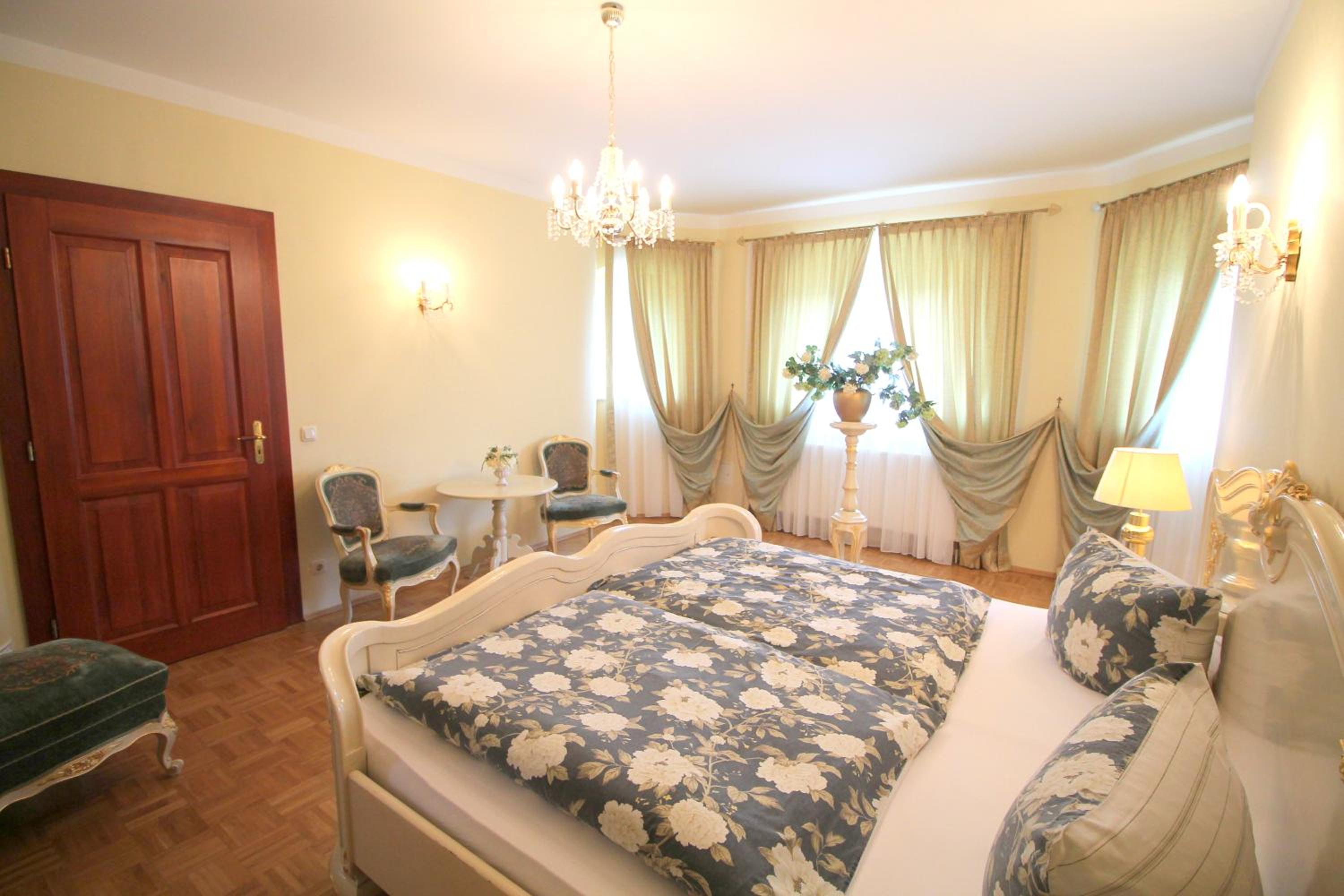 Suite - Photo 12