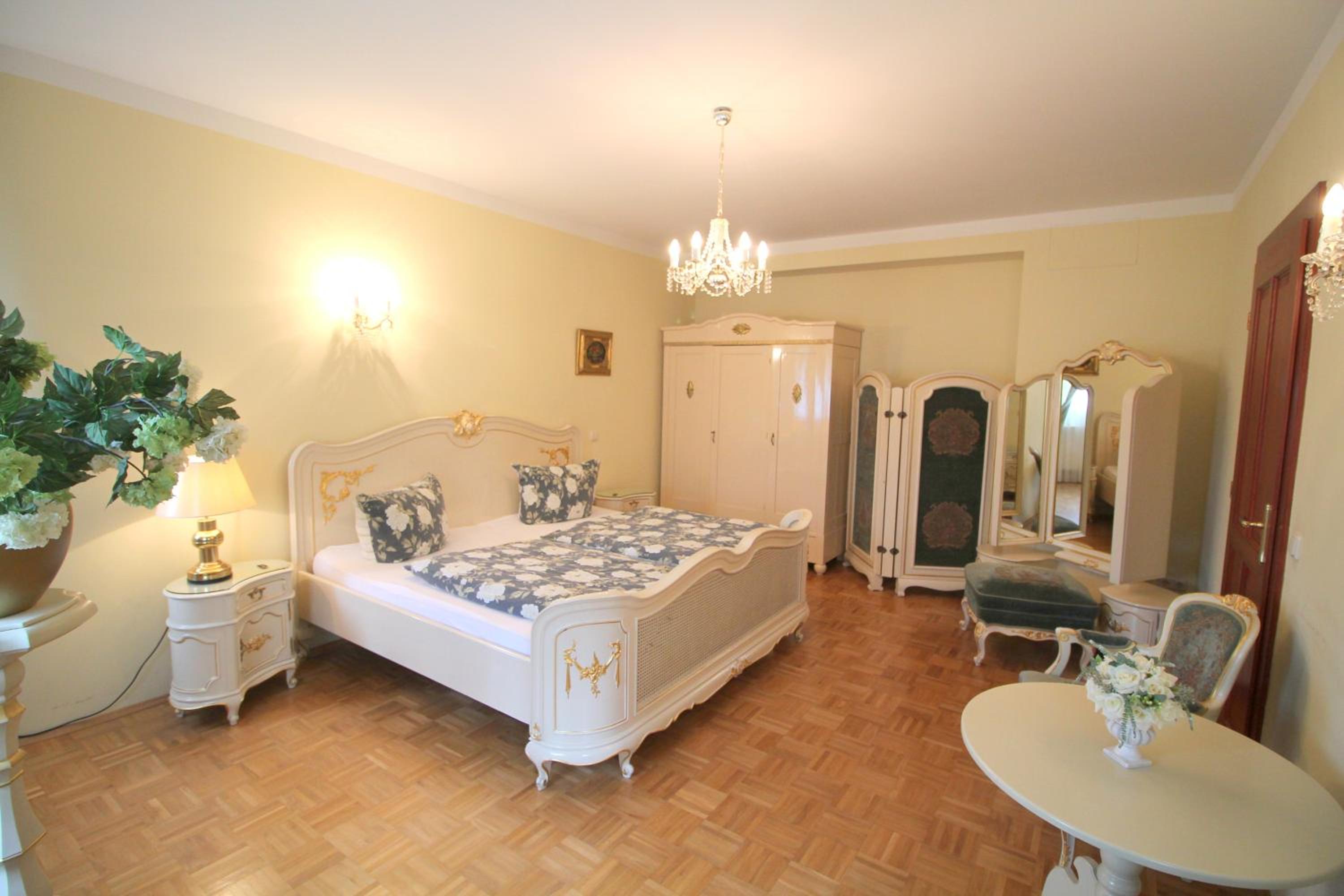 Suite - Photo 23