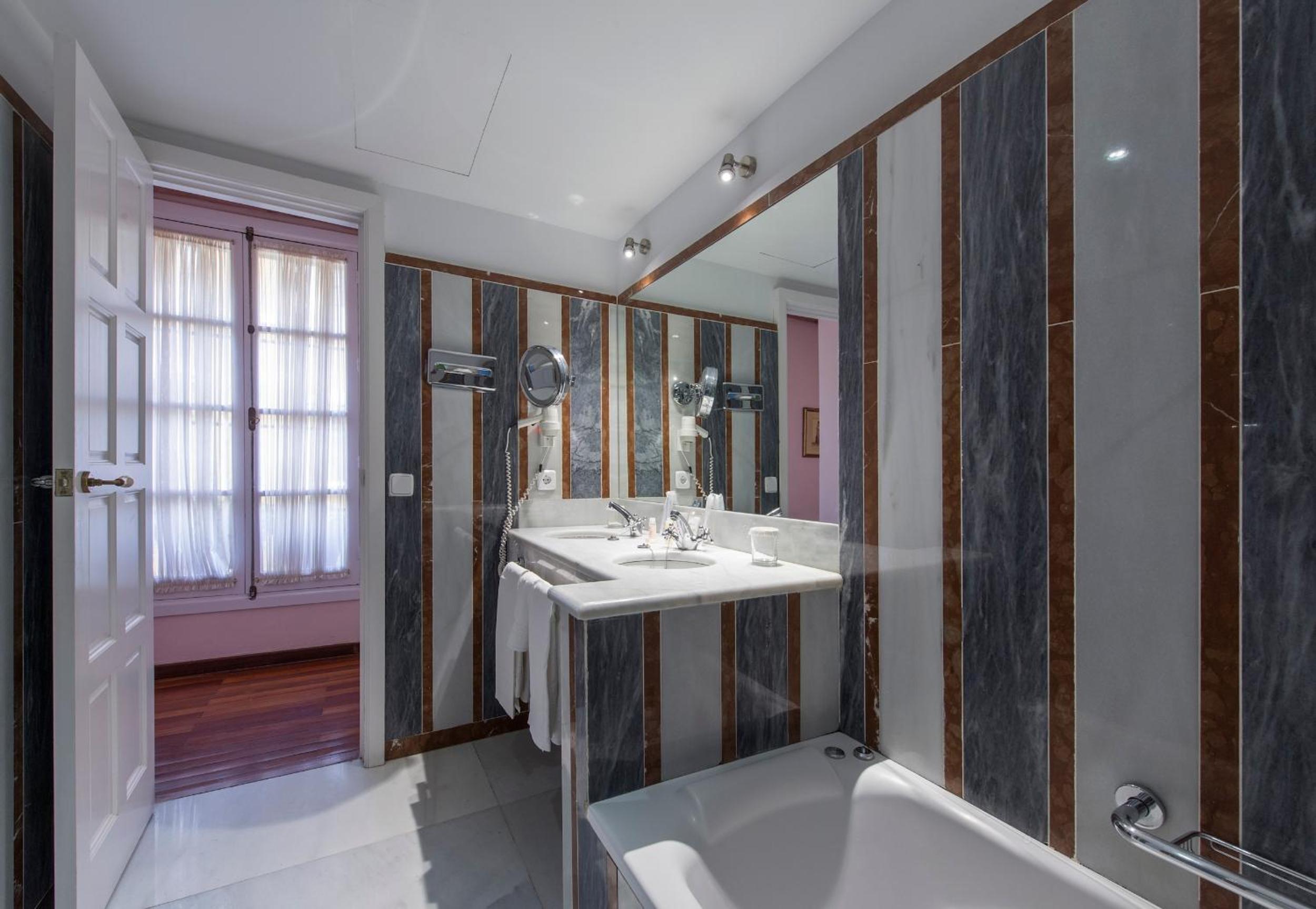 Double Room - Photo 2