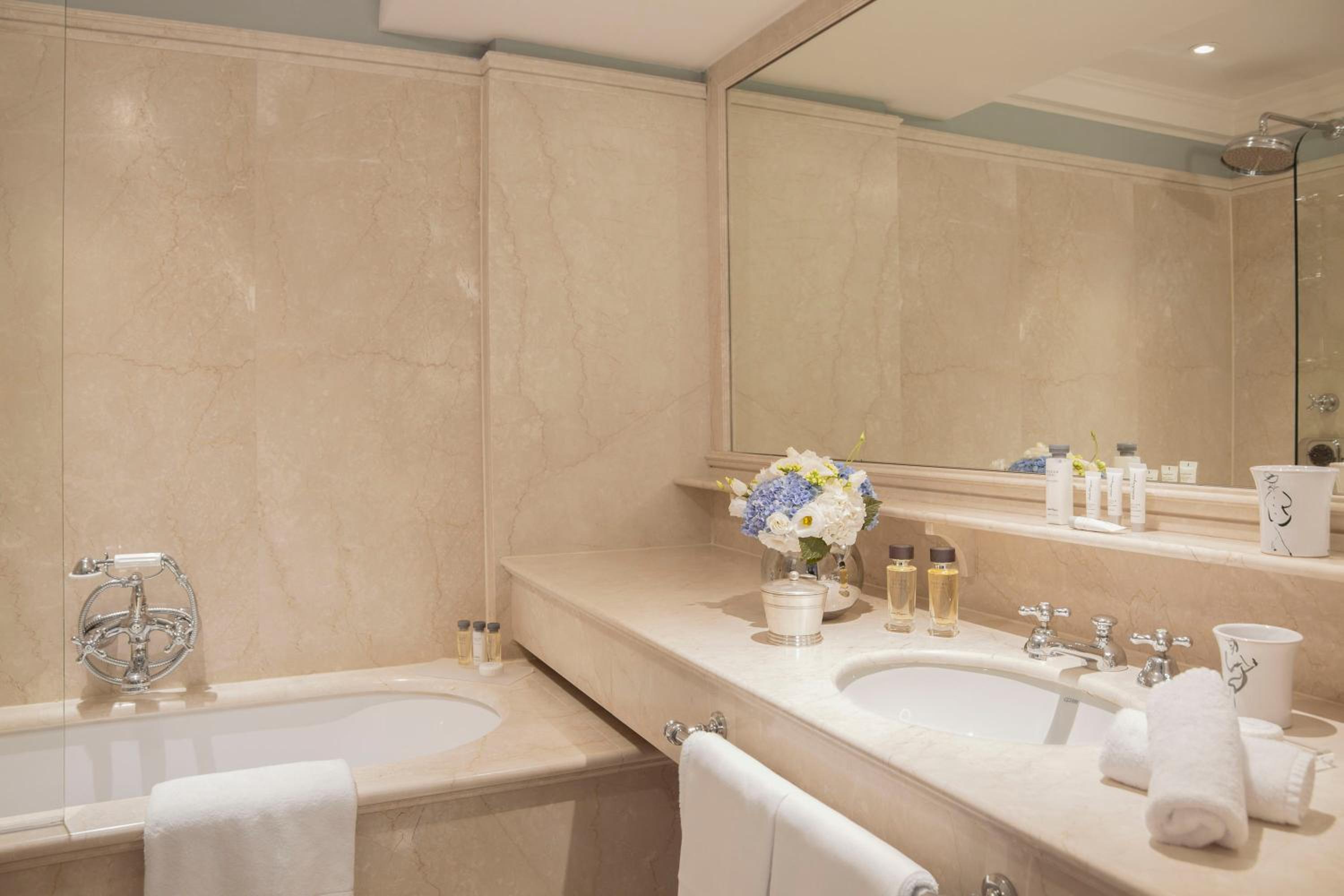 Suite with River View - Photo 17