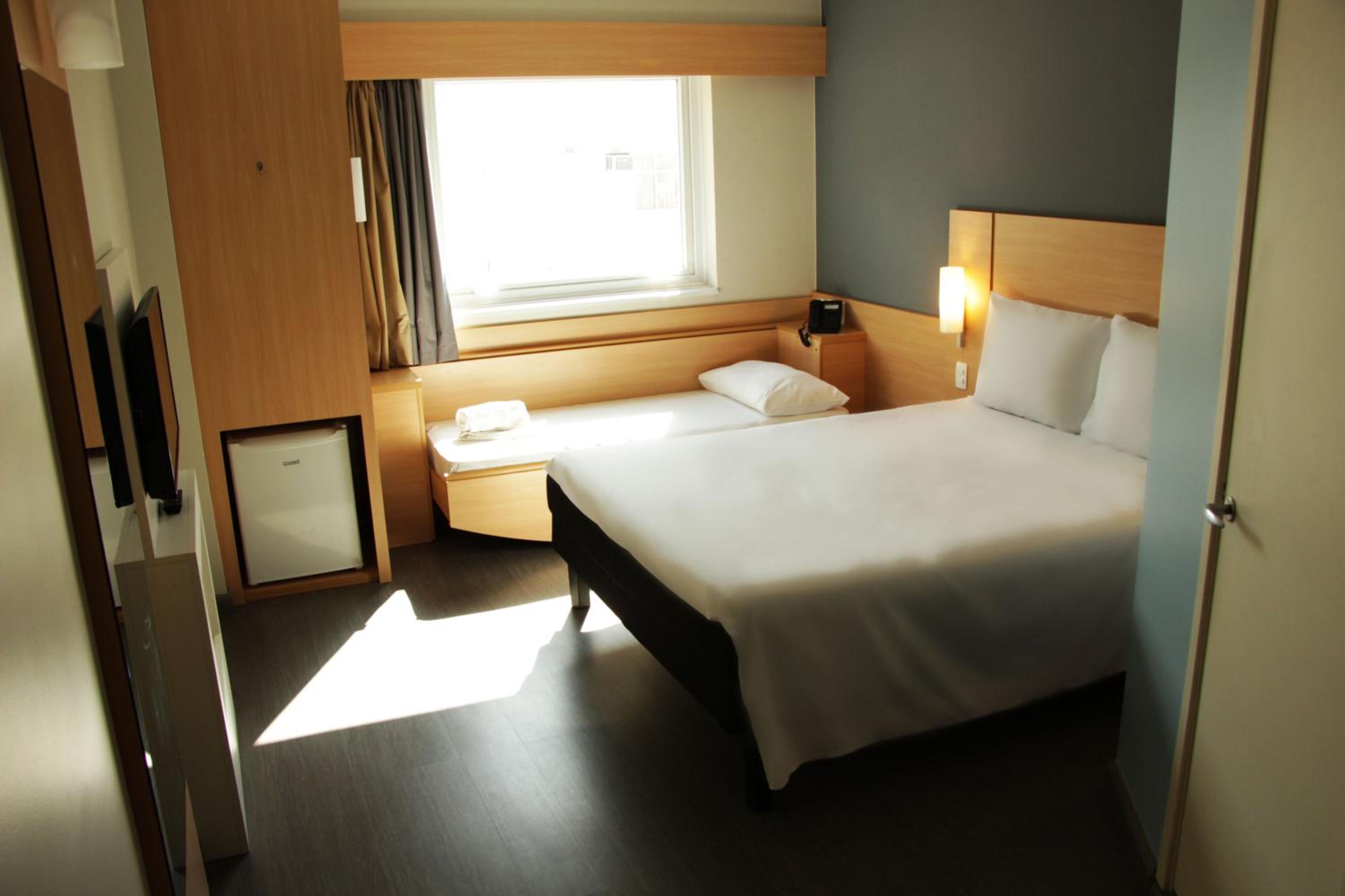 Standard Room with One Double Bed and One Single Bed photo 3