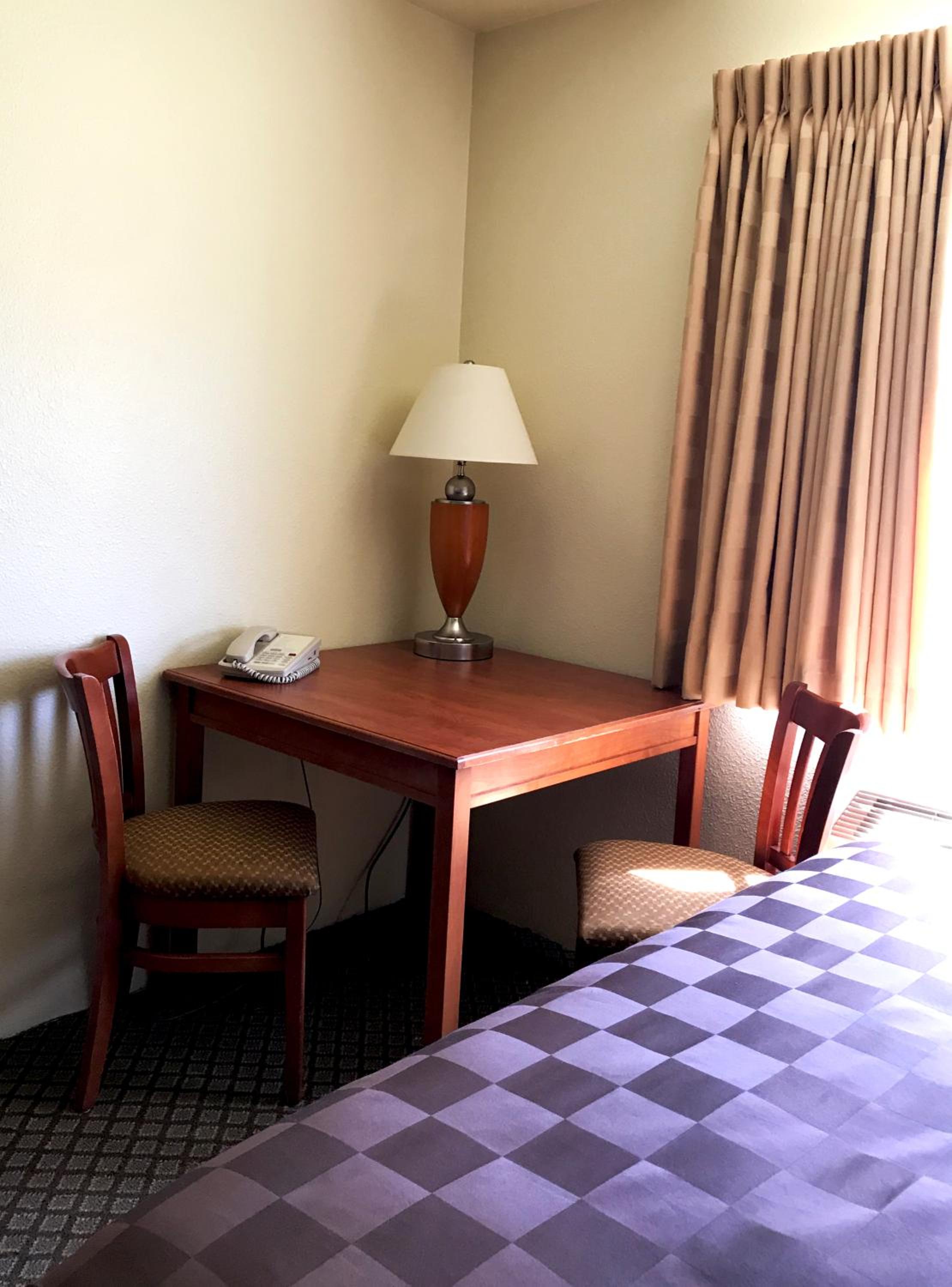 Queen Room with Two Queen Beds - Non-Smoking - Photo 5