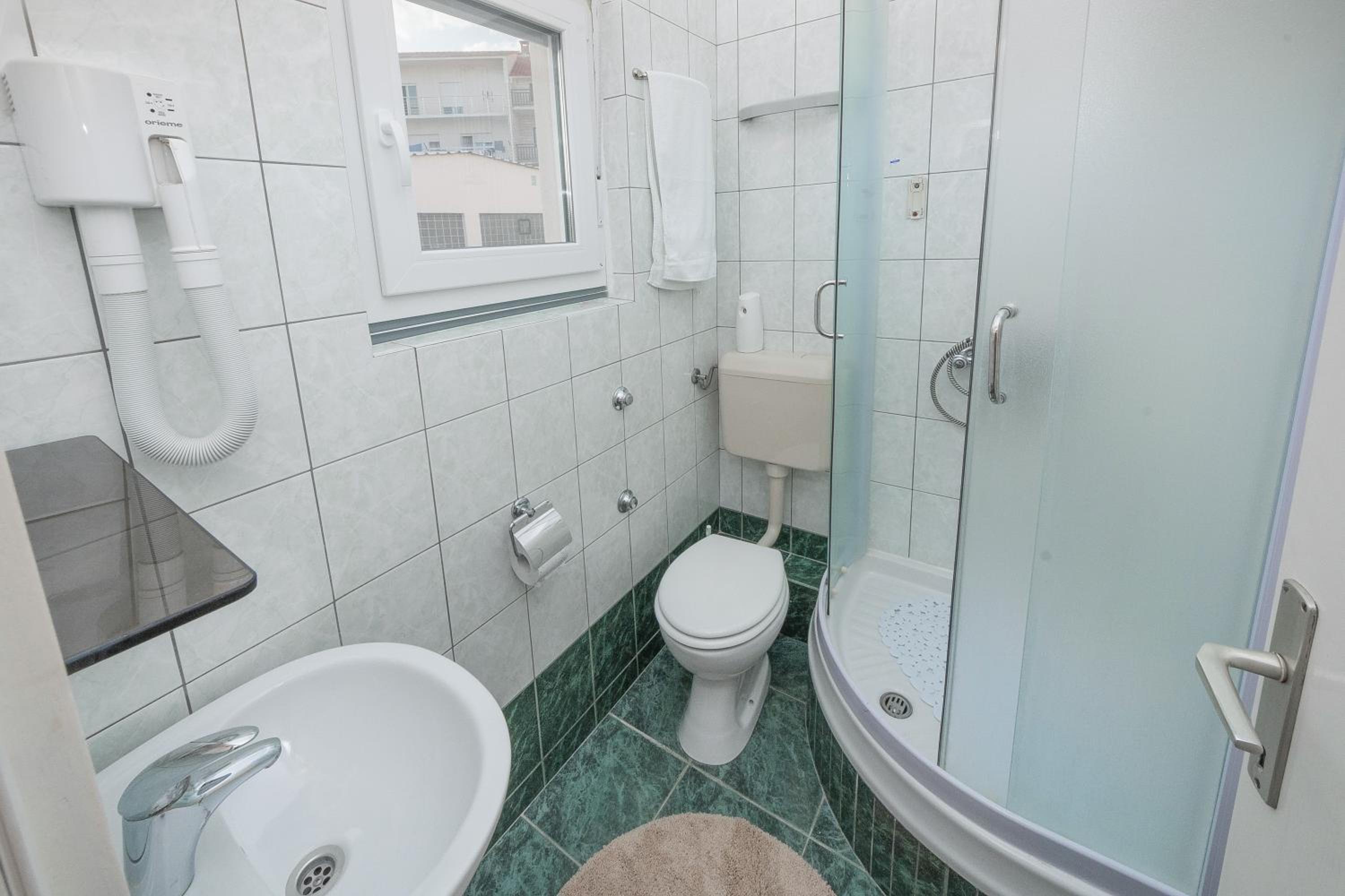 Double or Twin Room with Partial Sea View - Photo 9