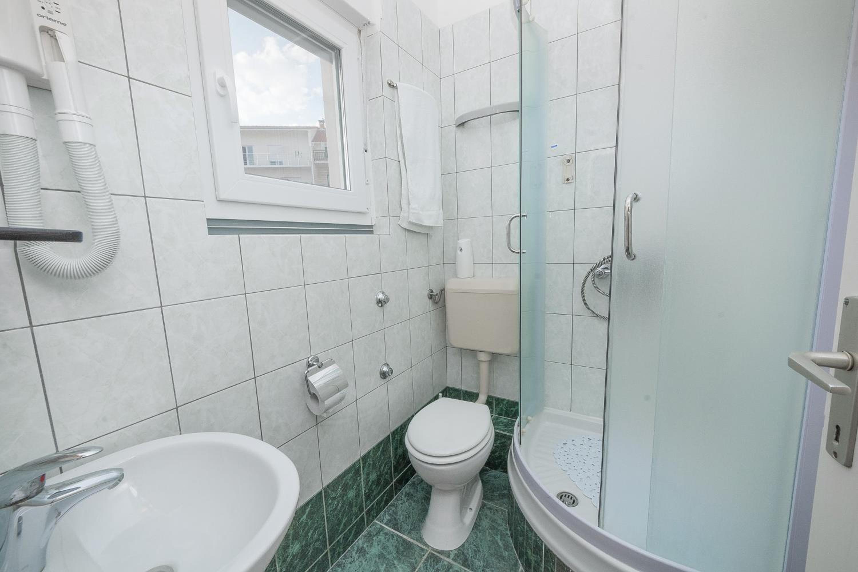 Double or Twin Room with Partial Sea View - Photo 8