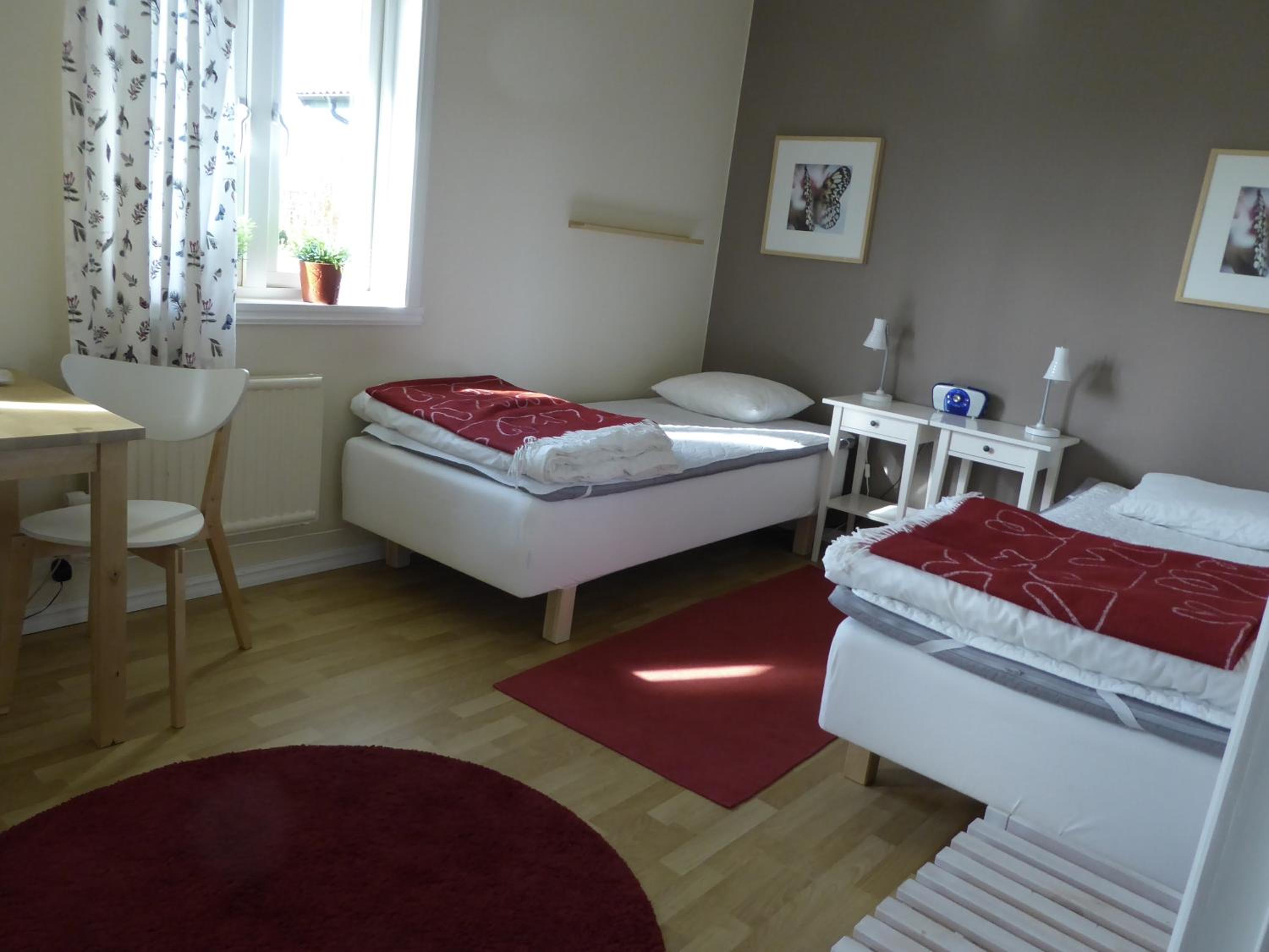 Twin Room with Private Bathroom - Photo 3