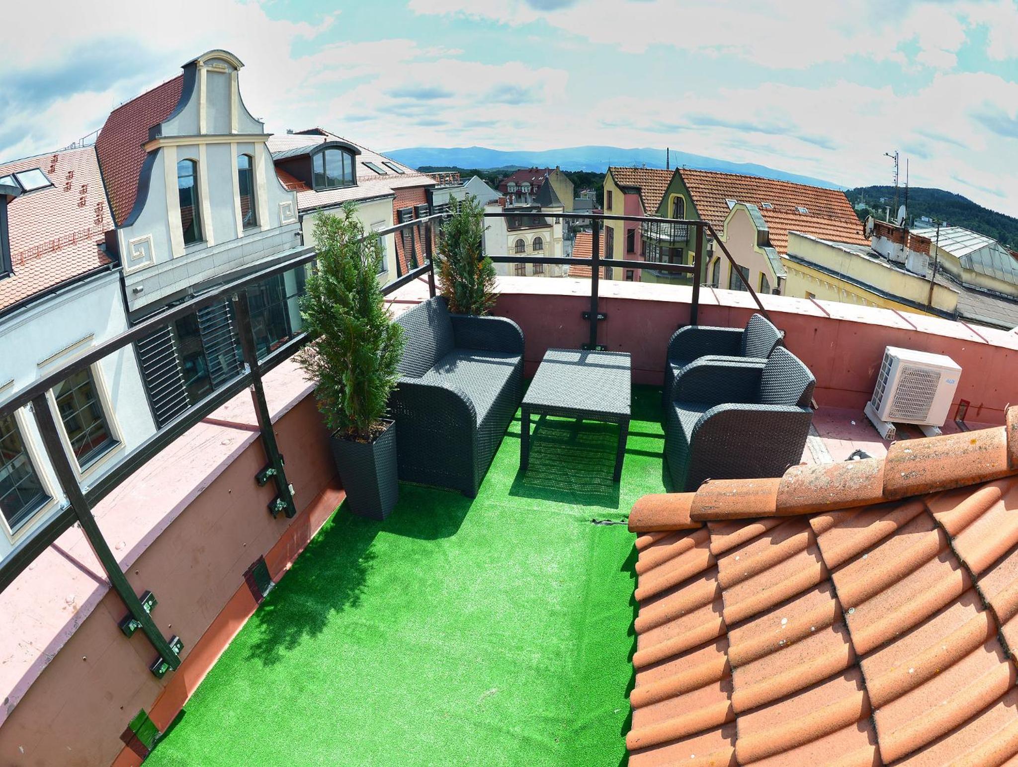 Apartment with Mountain View - Photo 4