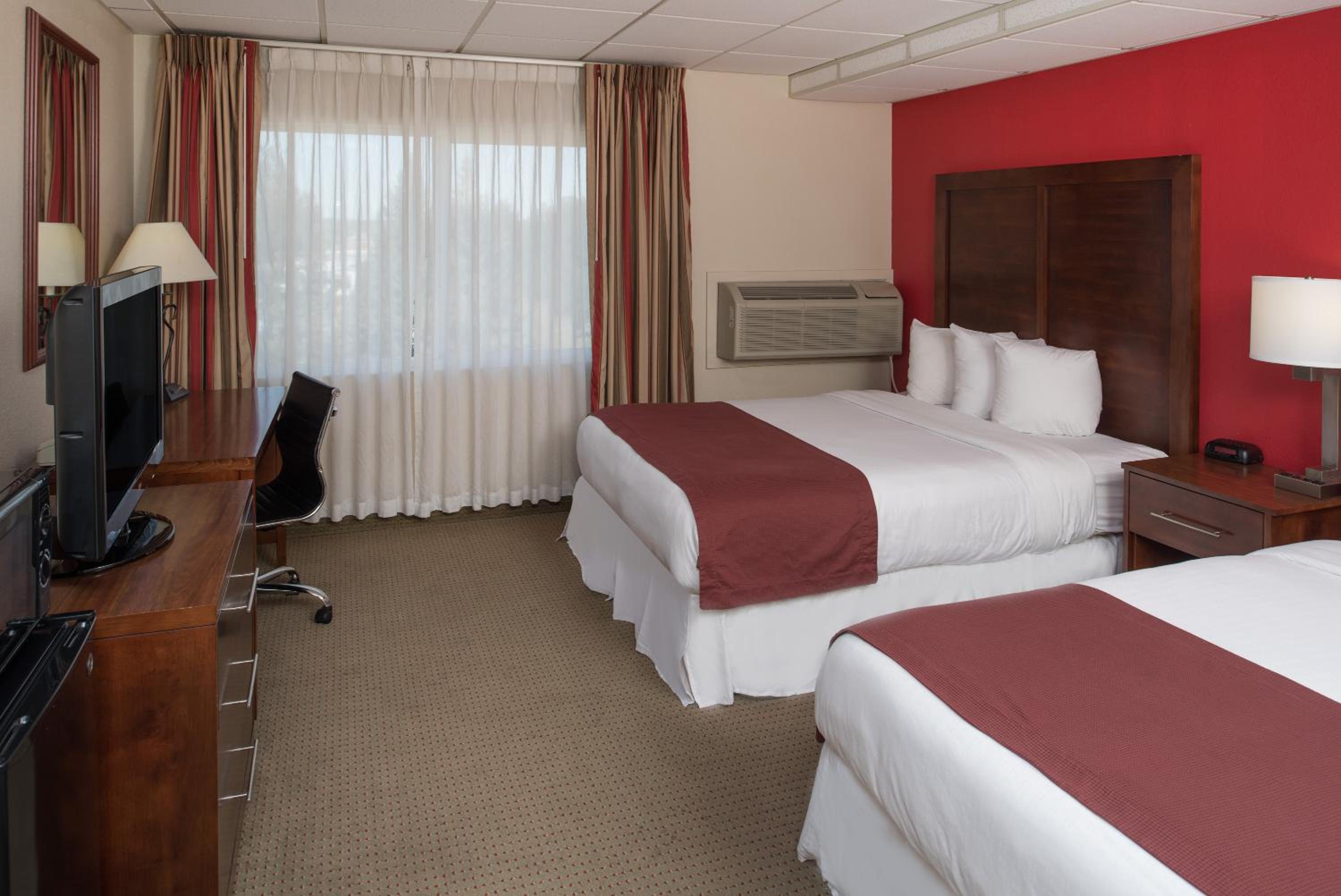 Queen Room with Two Queen Beds - Non-Smoking - Photo 1