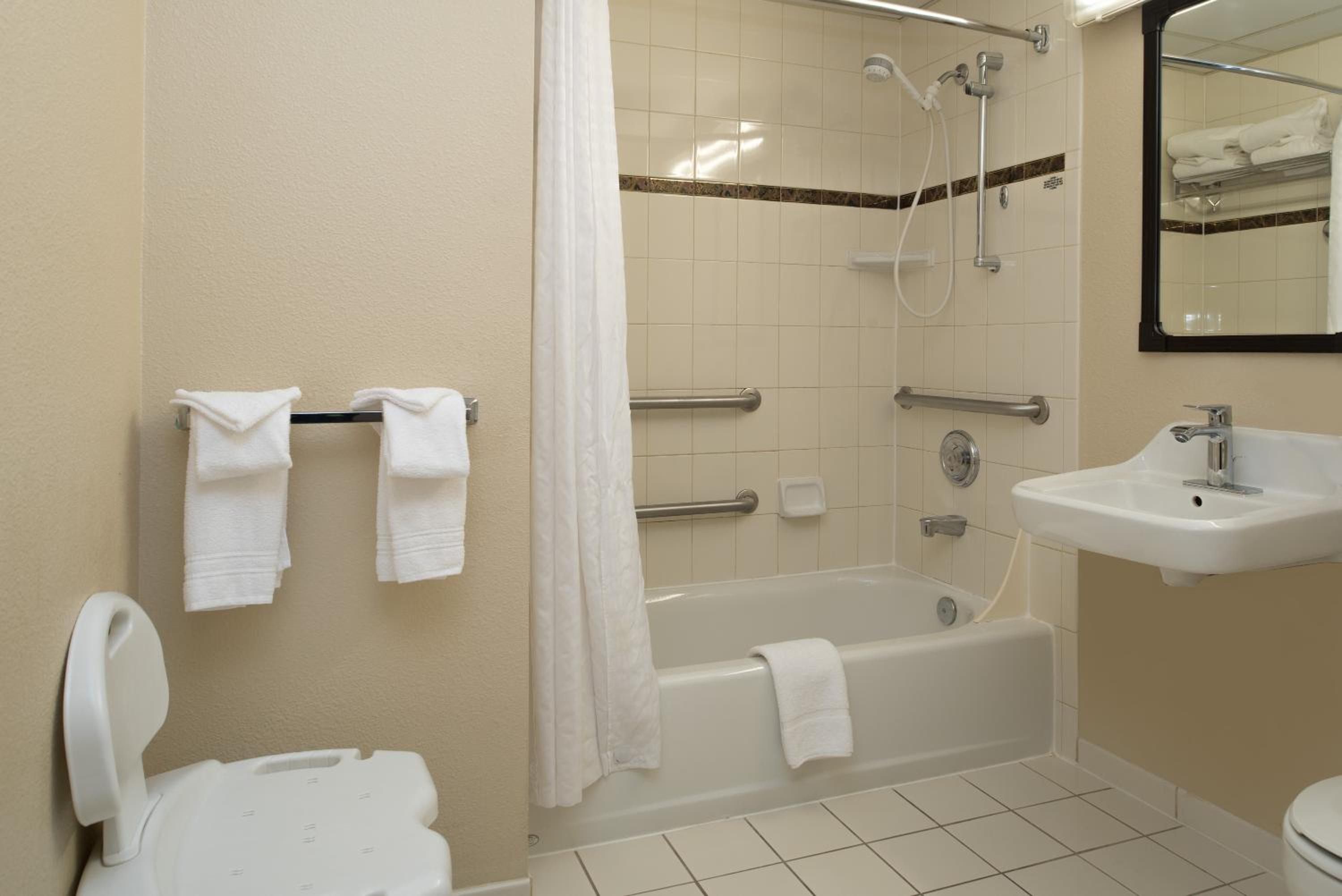 Queen Room with Two Queen Beds - Disability Access photo 2
