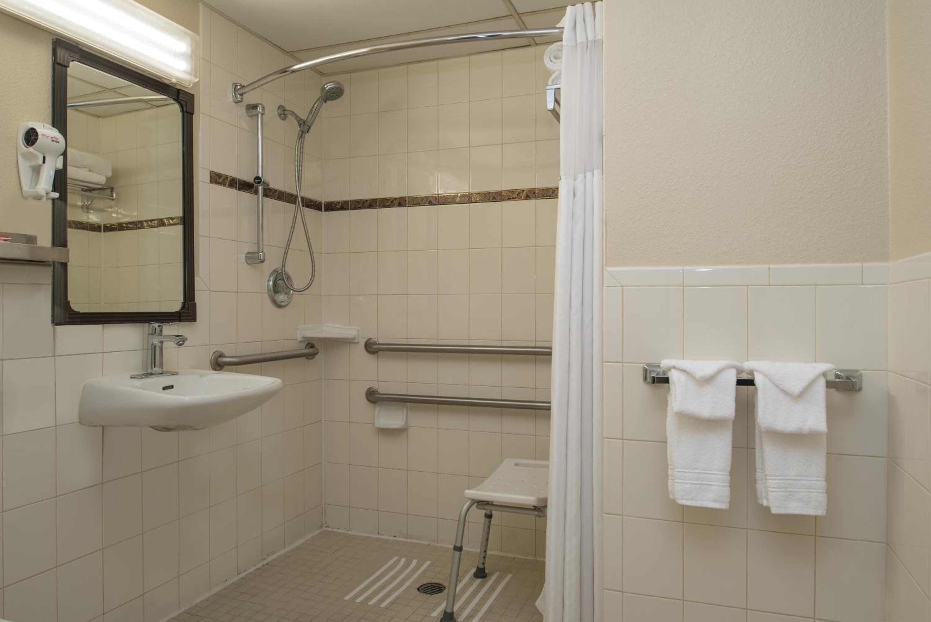 Queen Room with Two Queen Beds - Disability Access photo 3