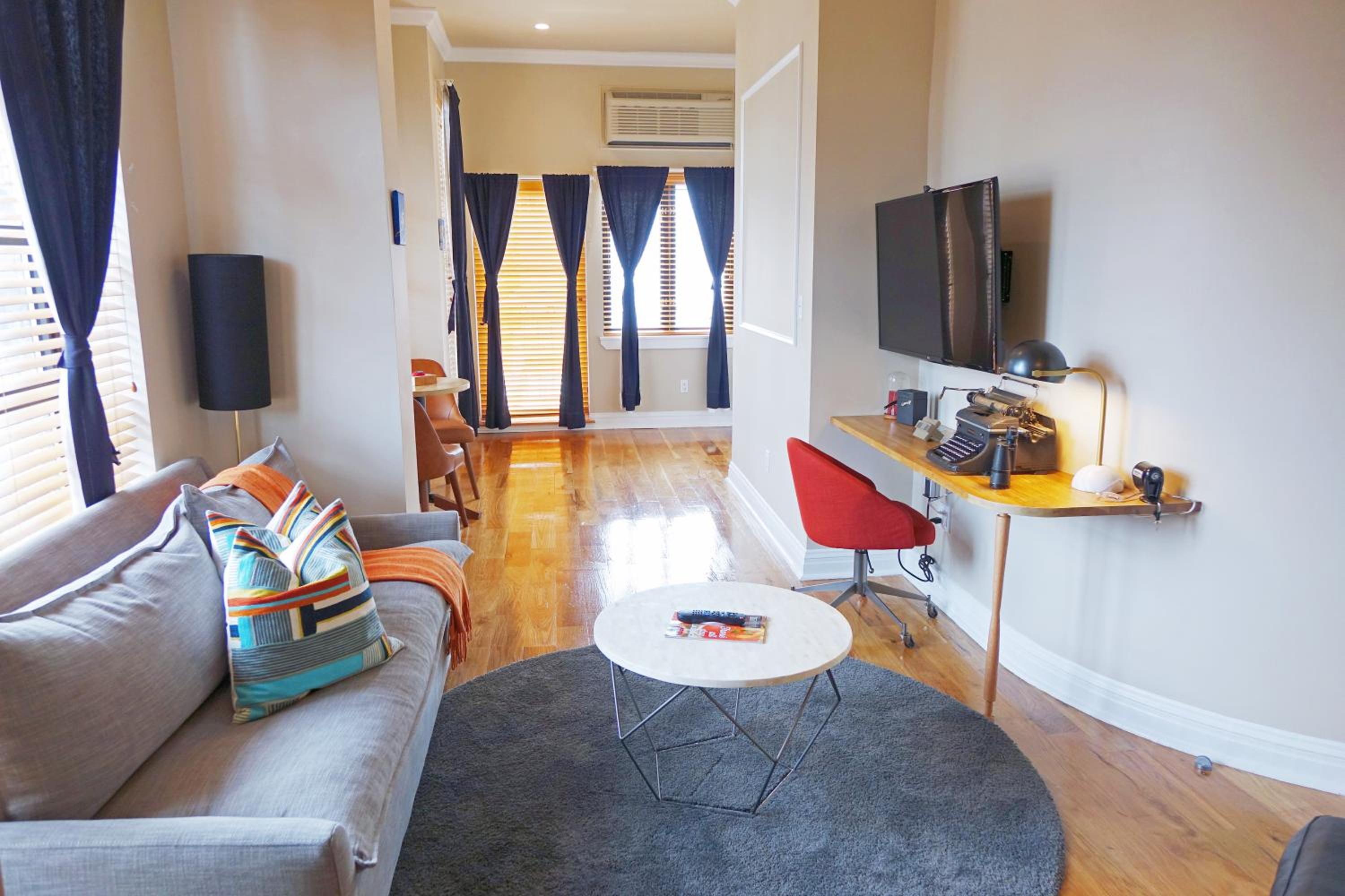 One-Bedroom Suite with Balcony & City View photo 3