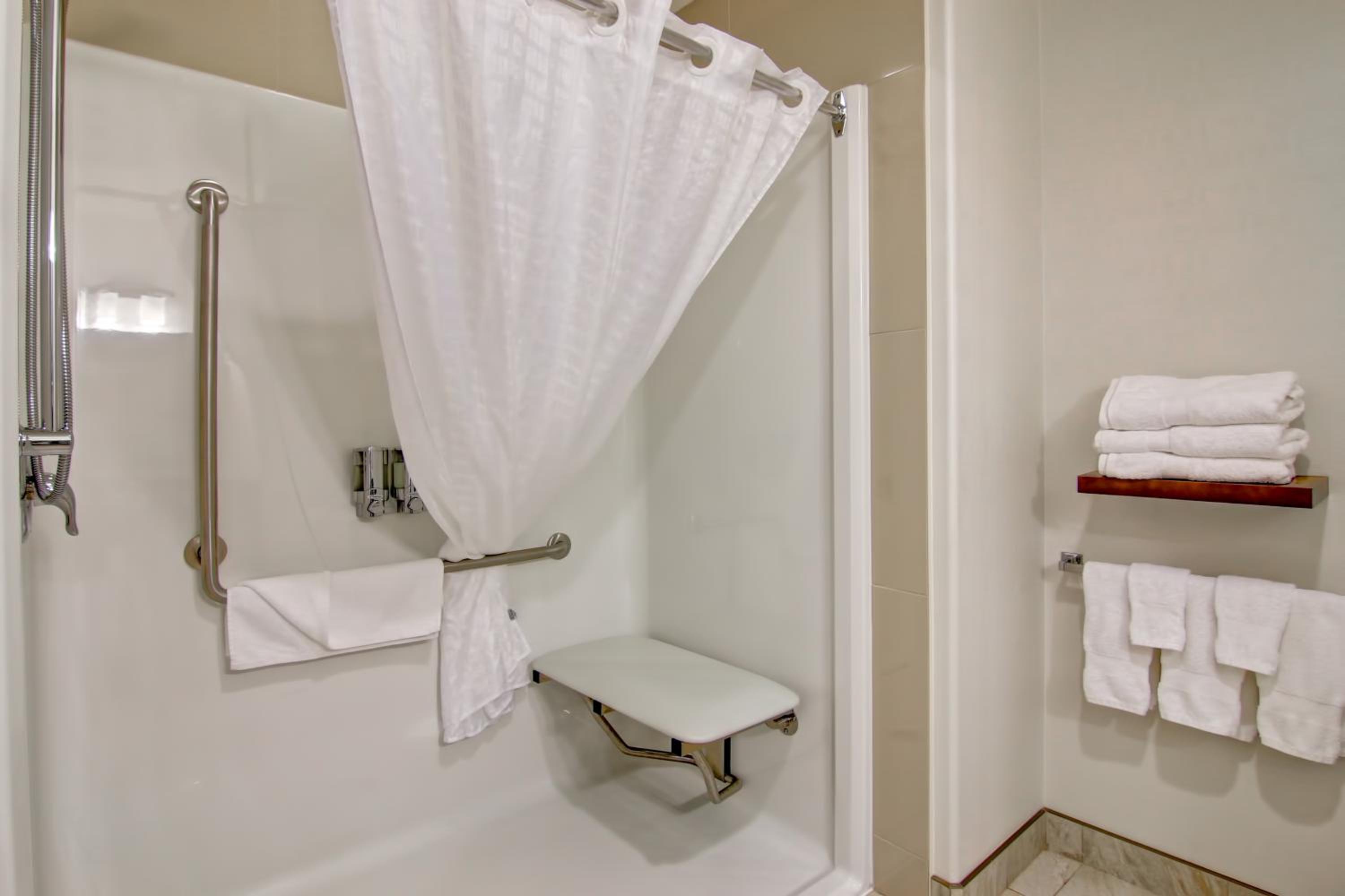 King Room with Roll-In Shower - Disability Access photo 3