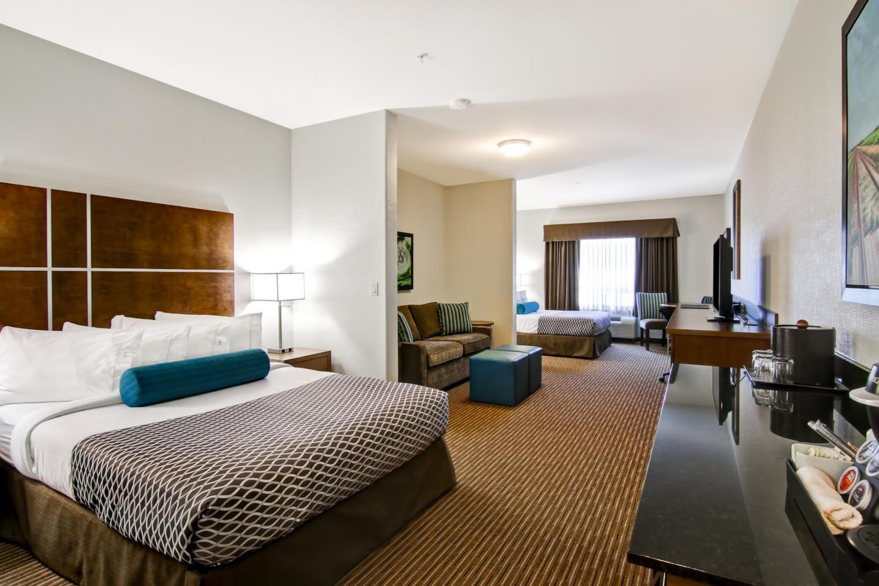 Queen Room with Two Queen Beds photo 3