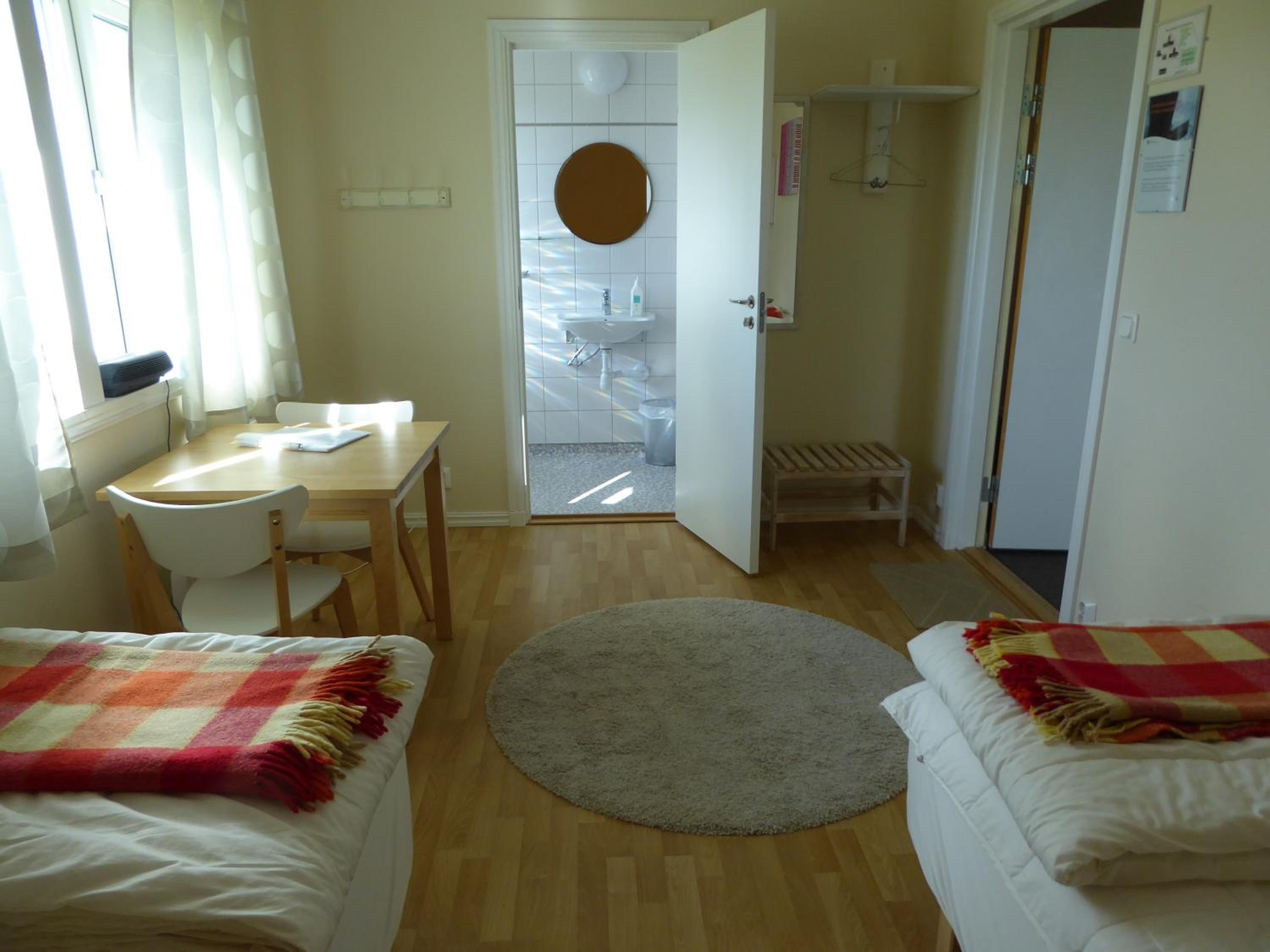 Twin Room with Private Bathroom - Photo 5