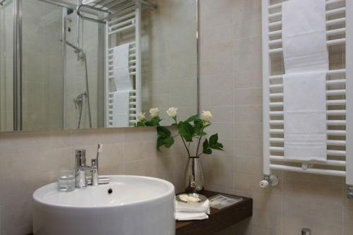 Double or Twin Room - Photo 11