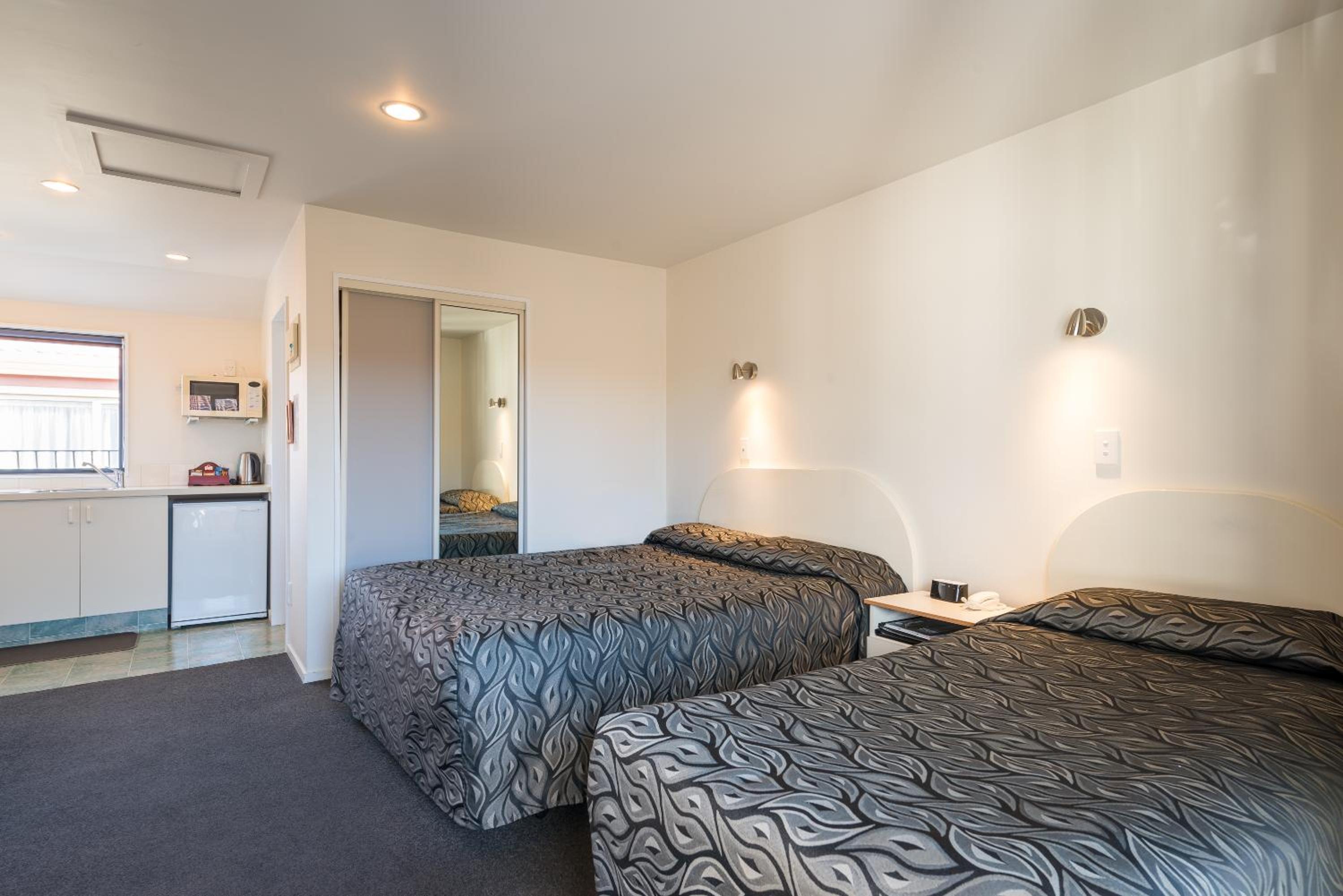 Triple Room with Queen and Single Beds photo 2