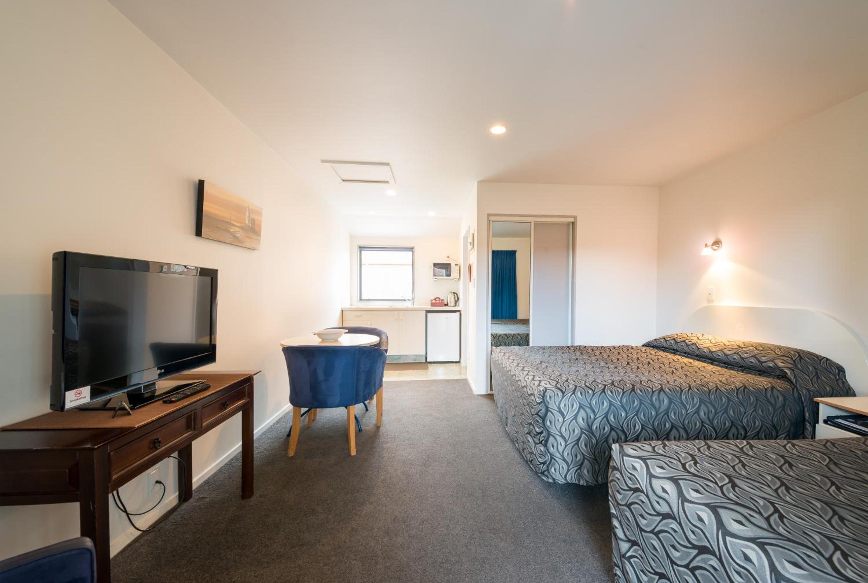 Triple Room with Queen and Single Beds photo 1
