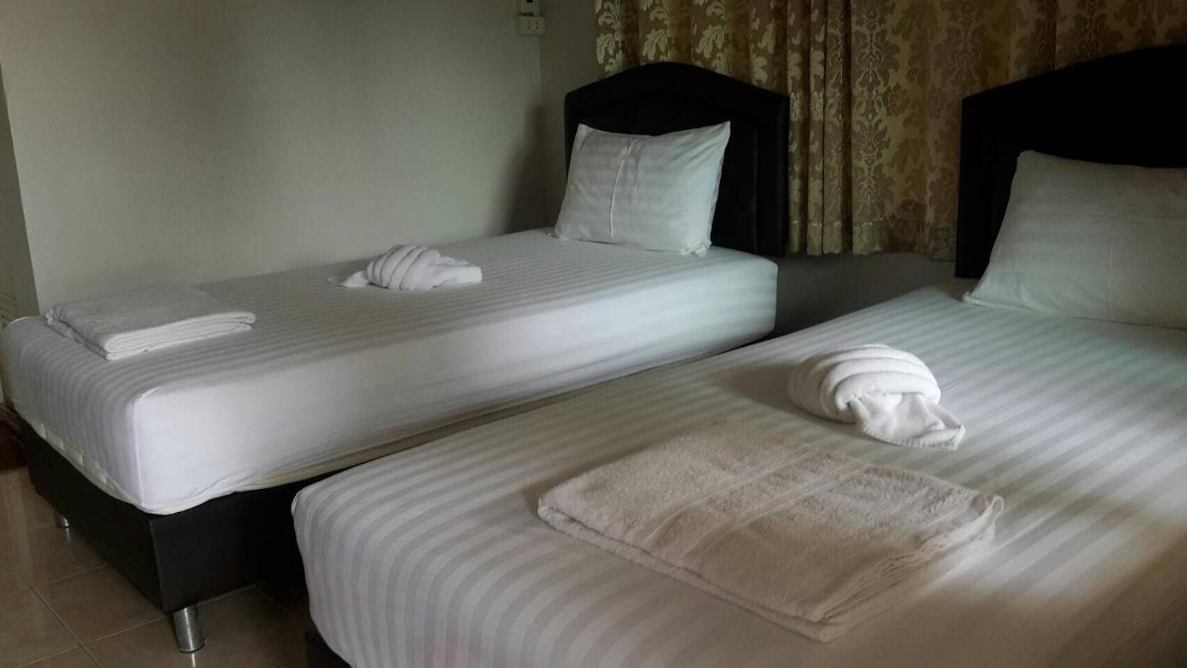 Twin Room - Photo 12