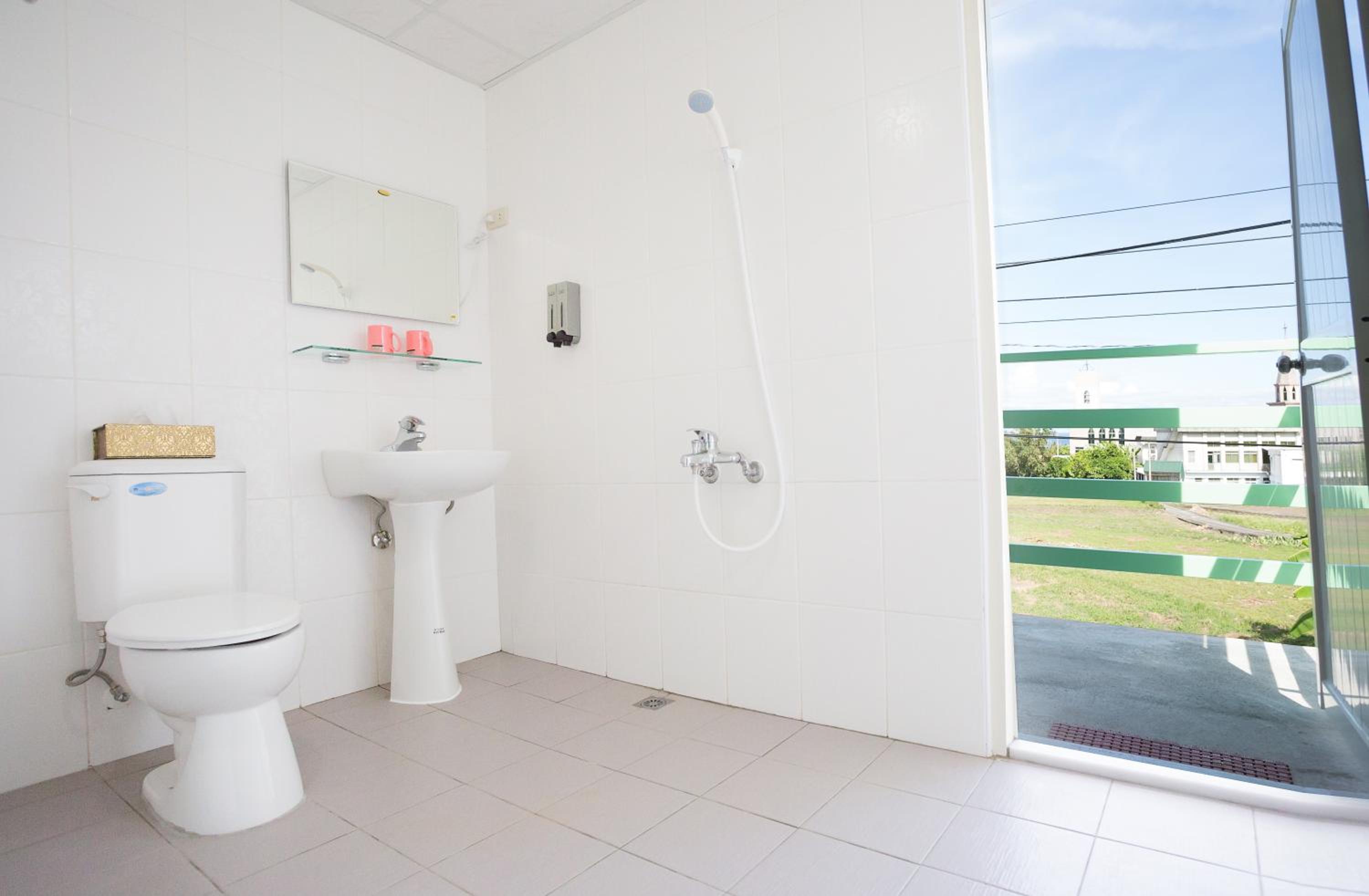 Quadruple Room with Private Bathroom photo 3