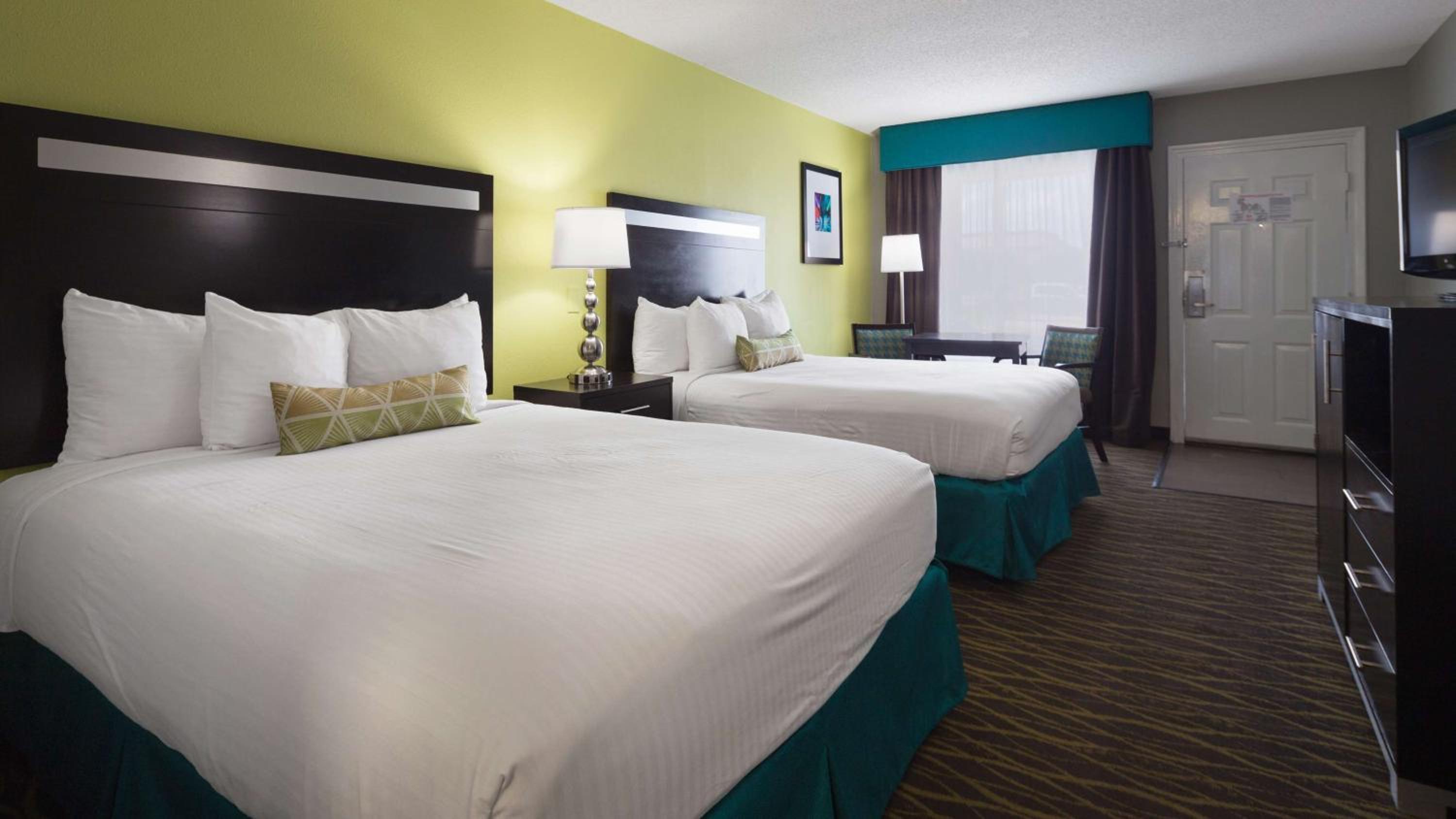 Queen Room with Two Queen Beds - Photo 2