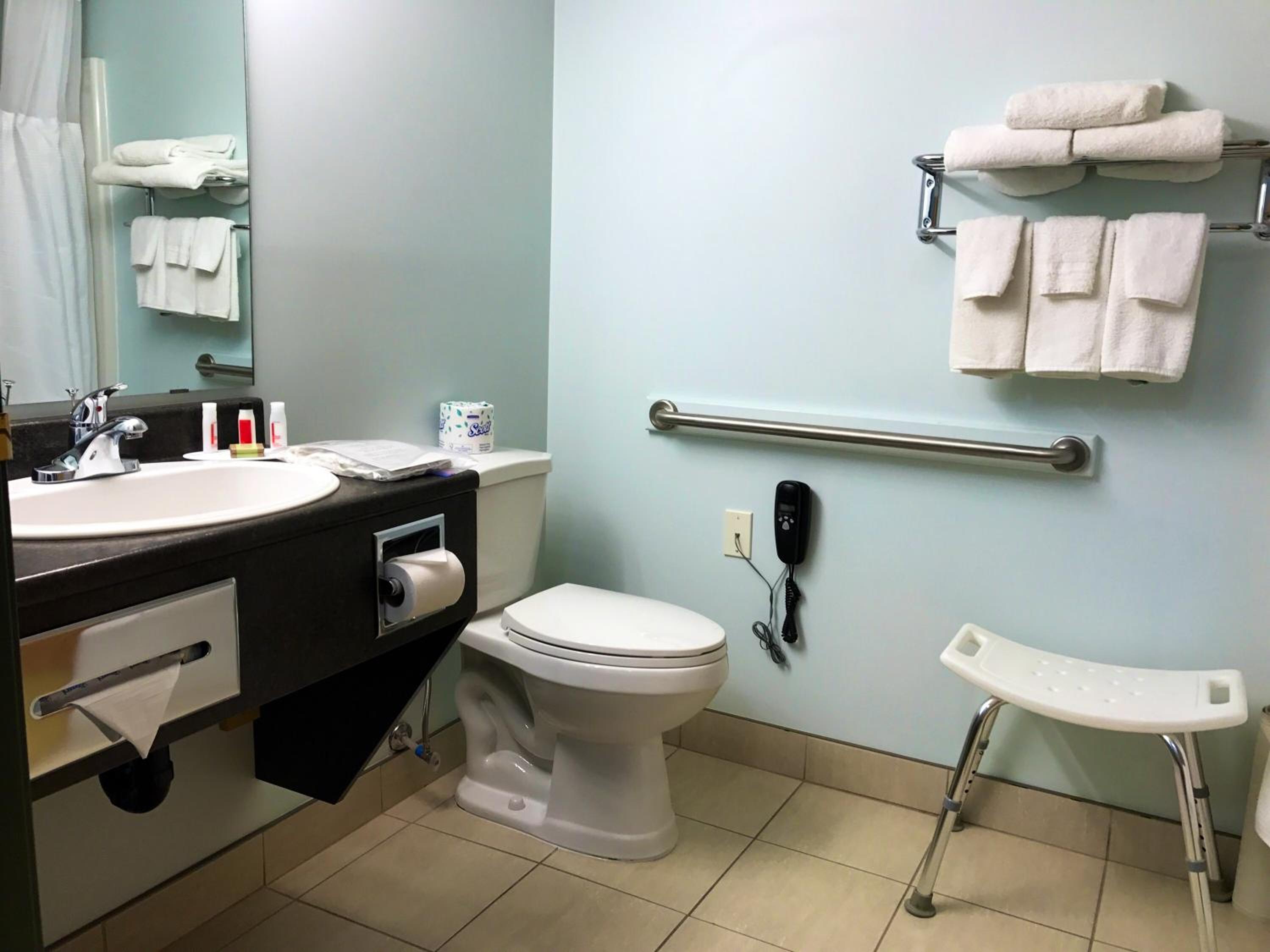 Queen Room - Disability Access with Exterior Entrance photo 3