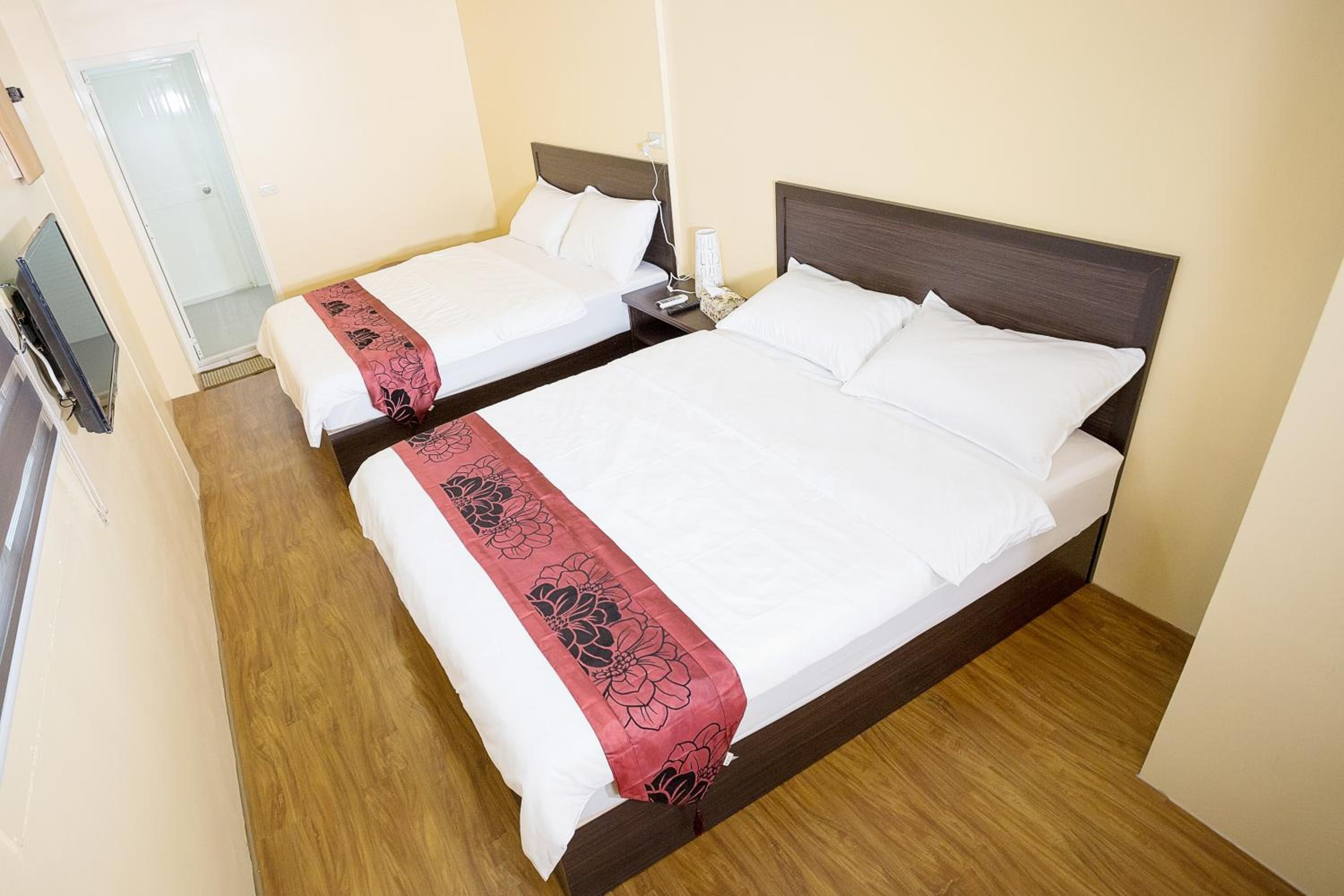 Quadruple Room with Private Bathroom photo 2