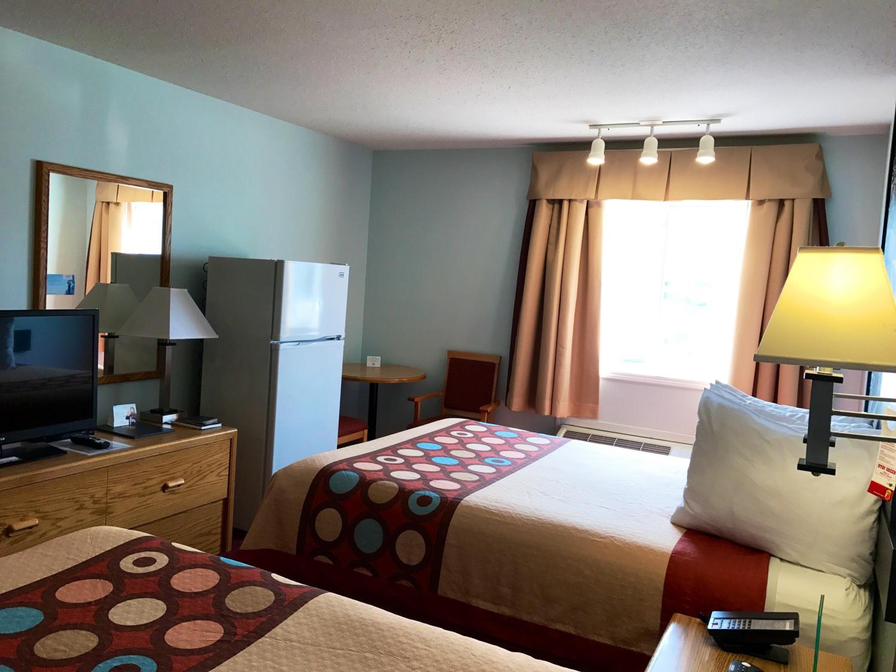 Standard Queen Room with Two Queen Beds photo 3
