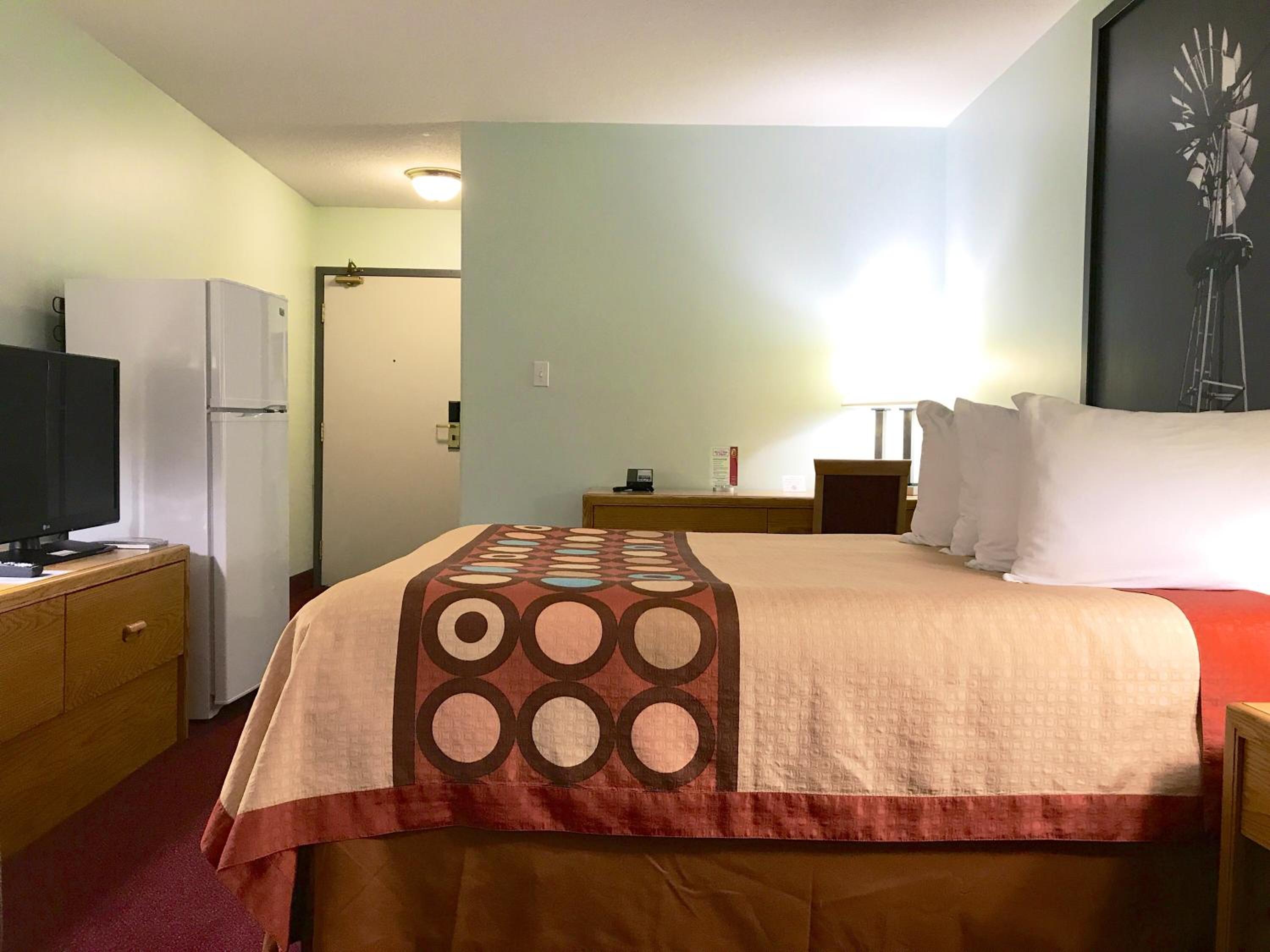 Deluxe Queen Room with Sofa Bed photo 2