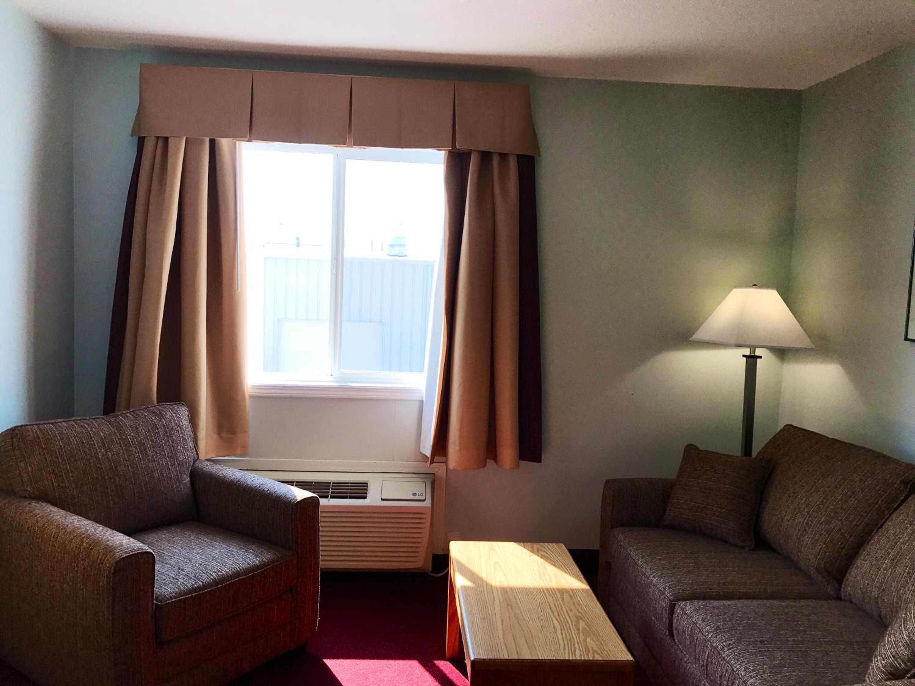 Deluxe Queen Room with Sofa Bed photo 3