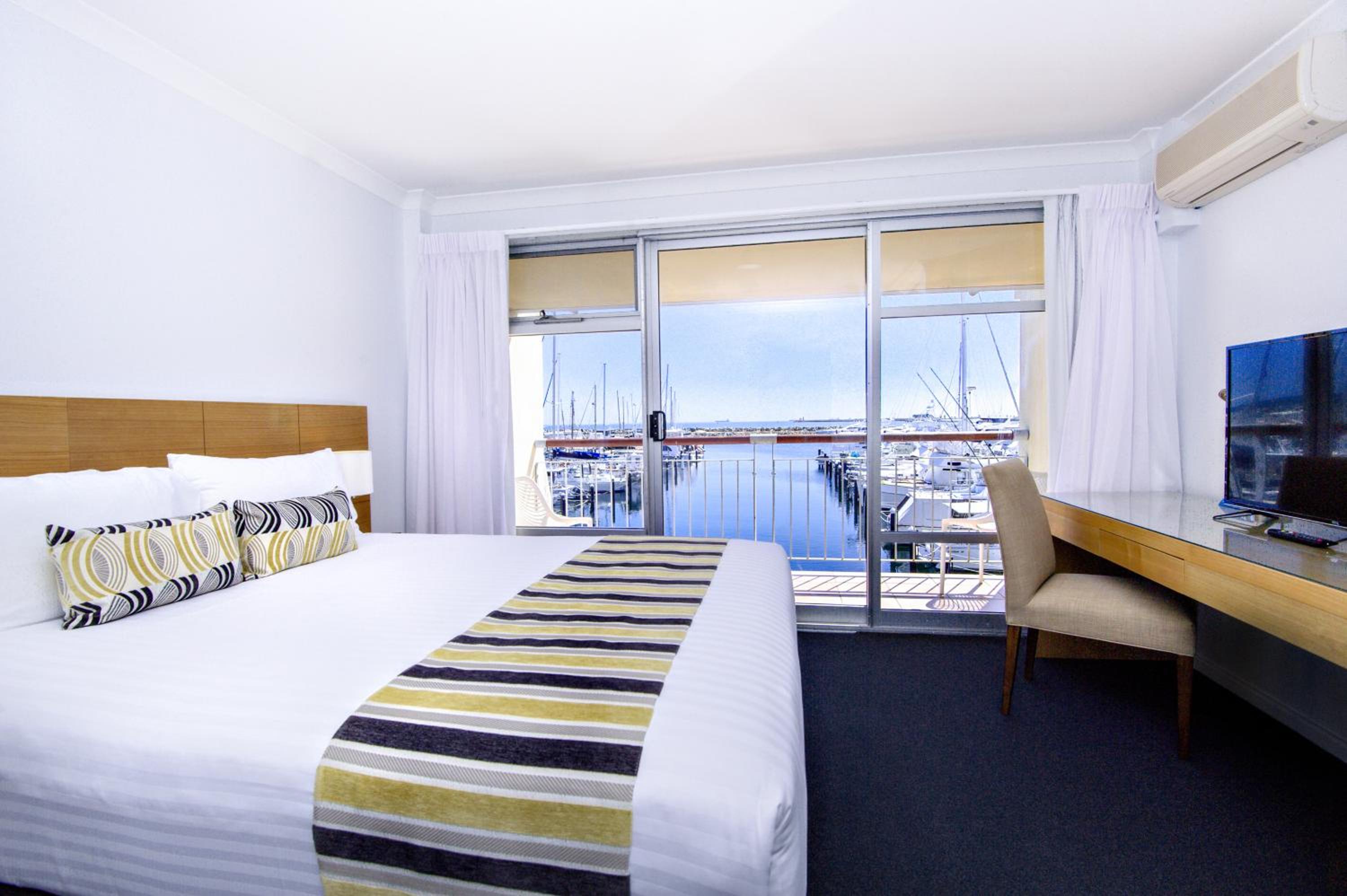 Executive Two-Bedroom Apartment with Marina View photo 1