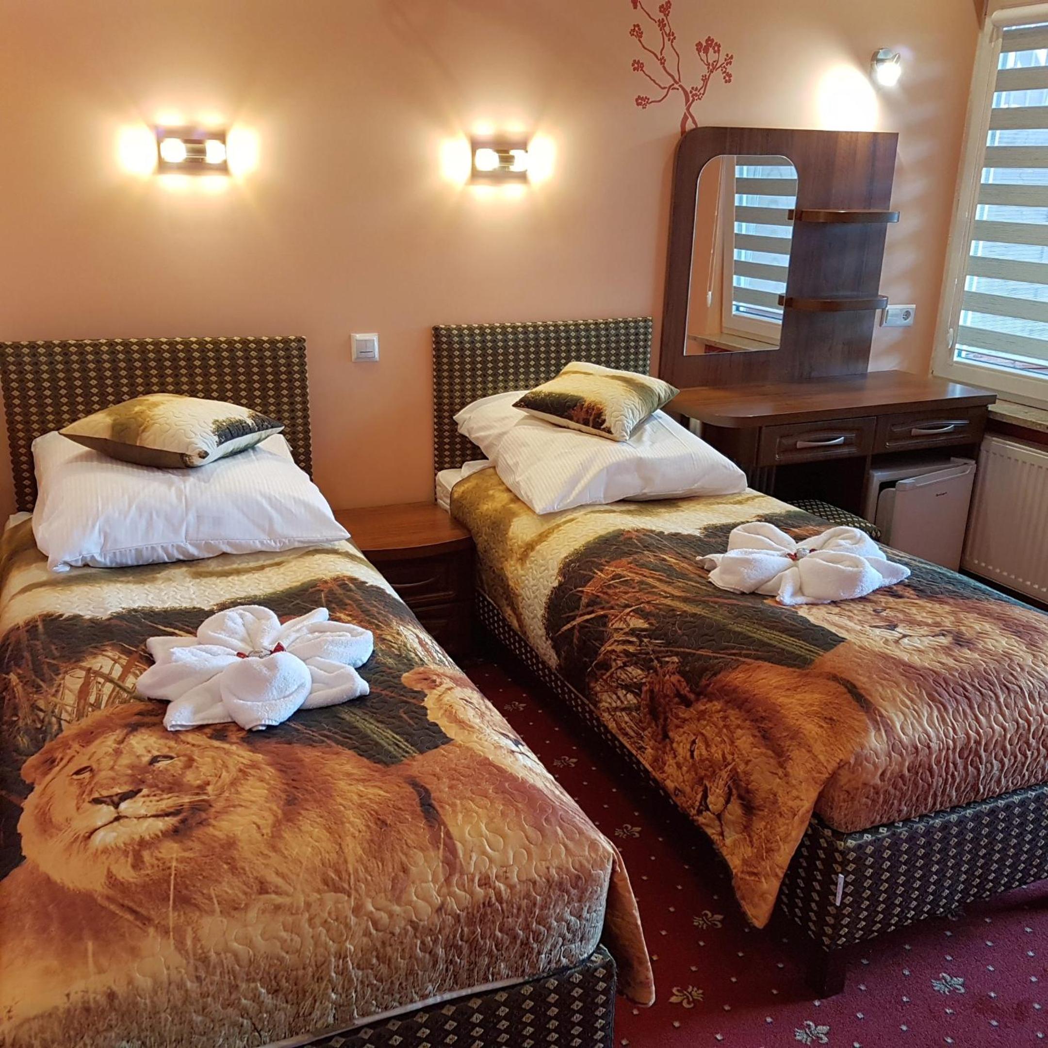 Double or Twin Room with Balcony and Private Bathroom - Photo 5