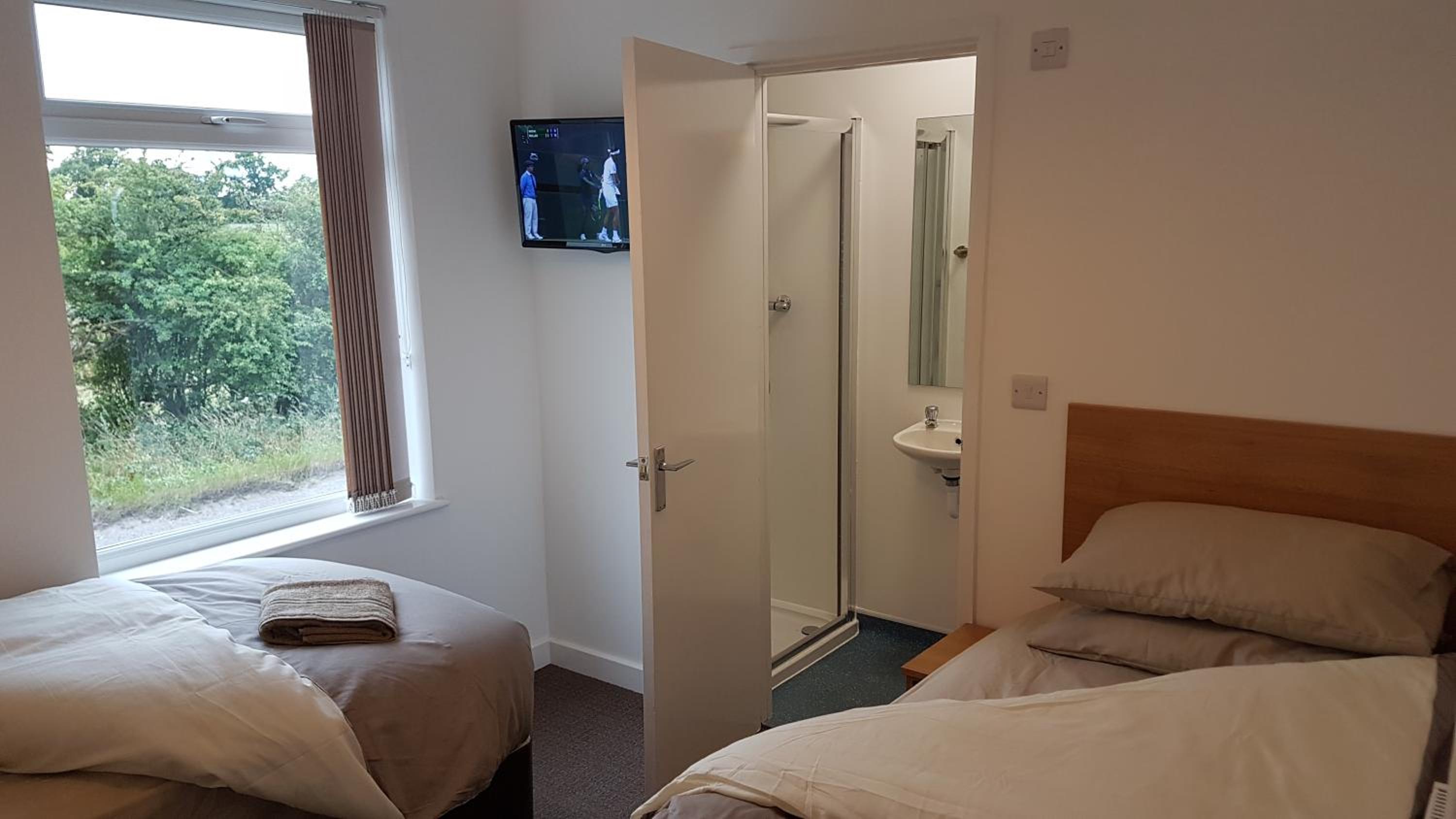 Twin Room with Private Bathroom - Photo 1