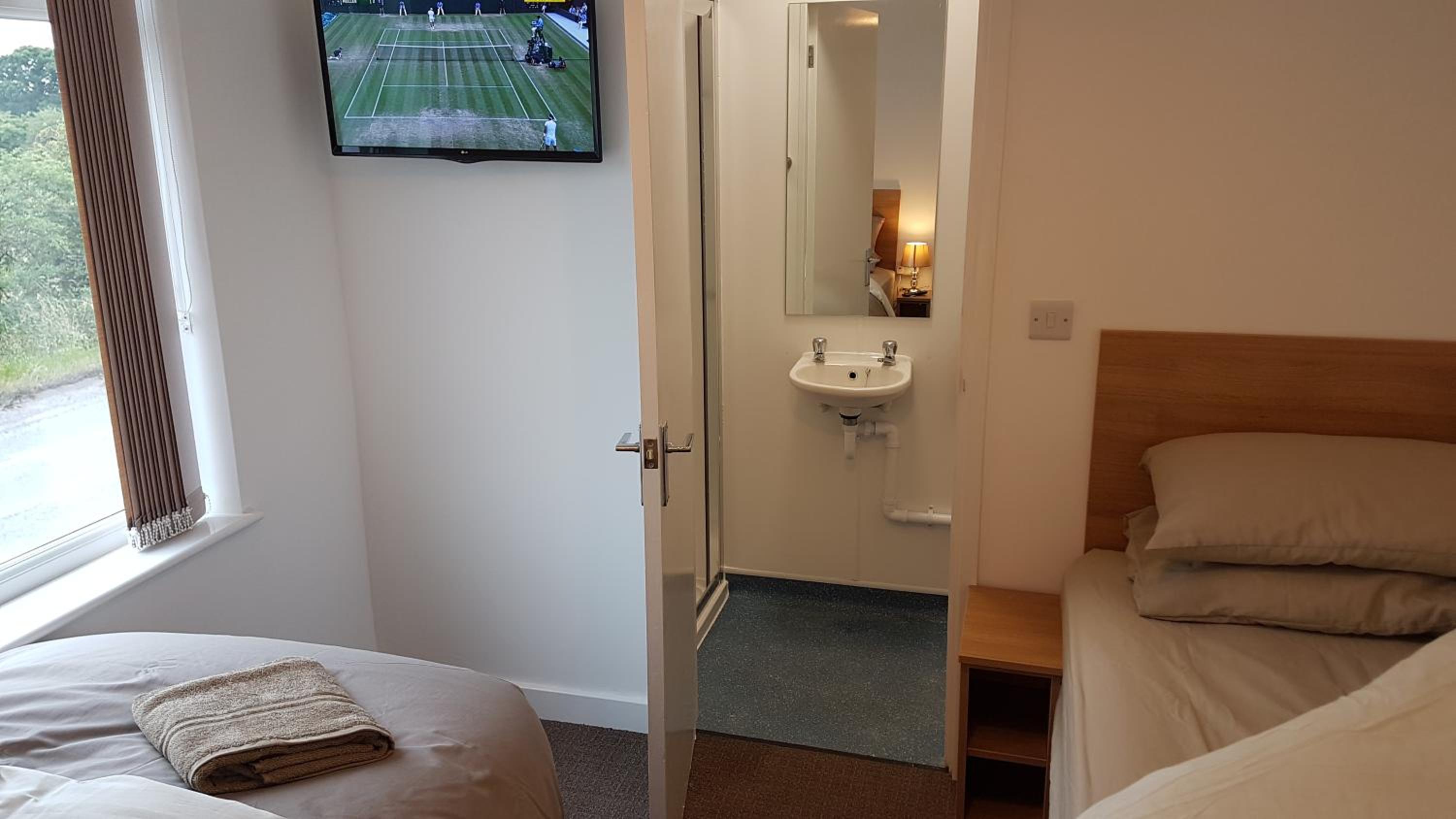 Twin Room with Private Bathroom - Photo 3