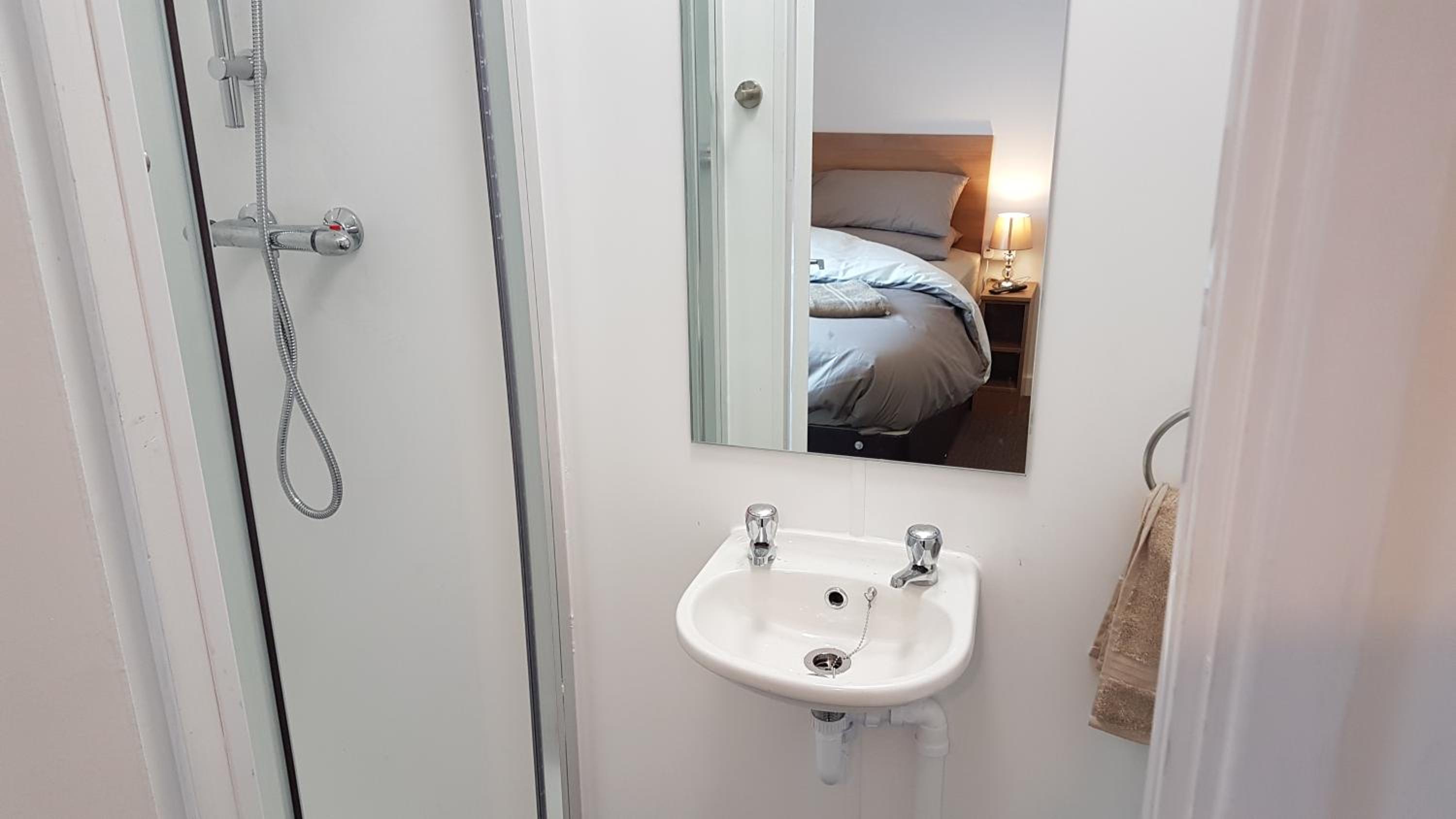 Twin Room with Private Bathroom - Photo 2