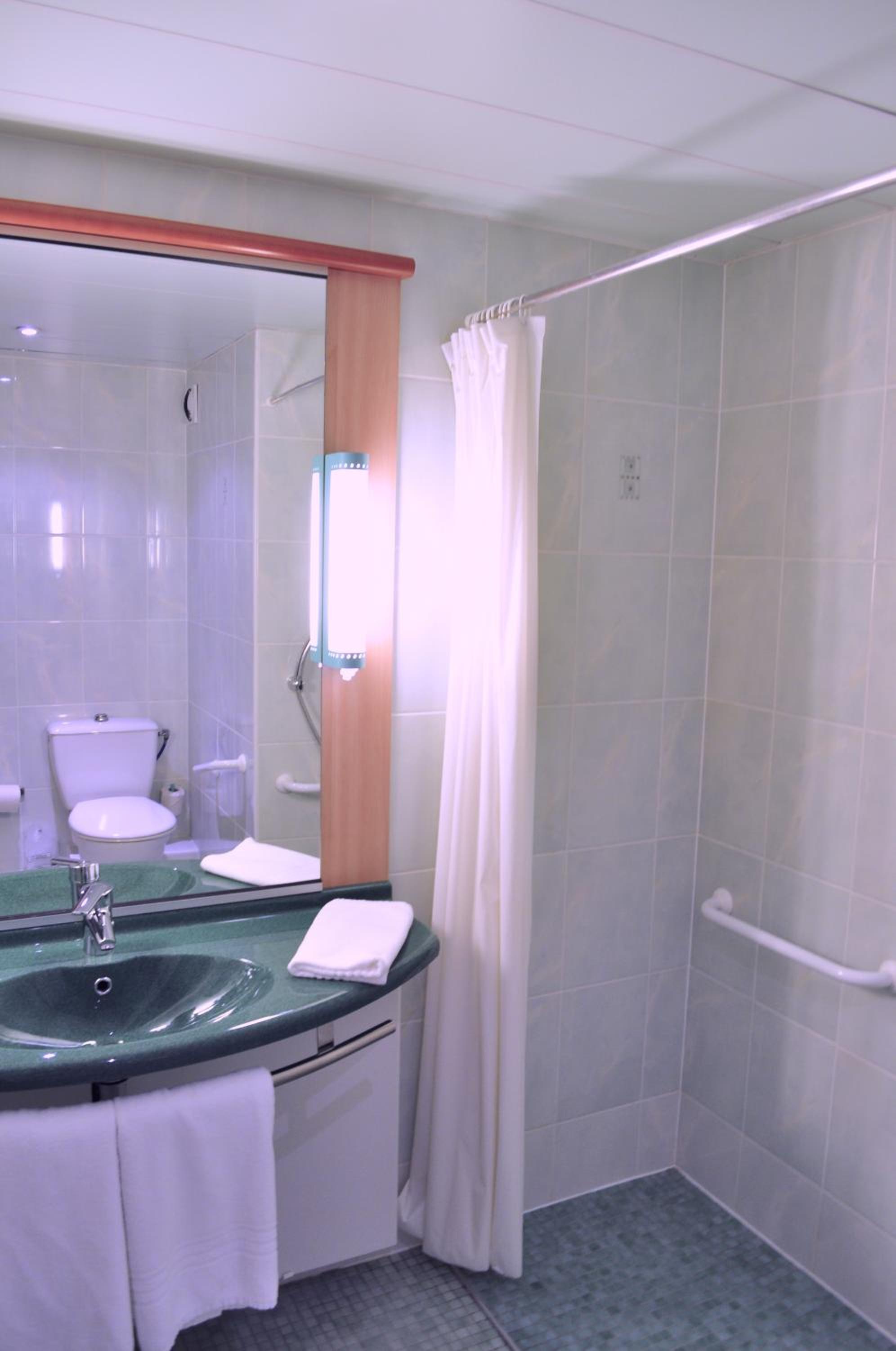 Standard Double Room - Photo 11